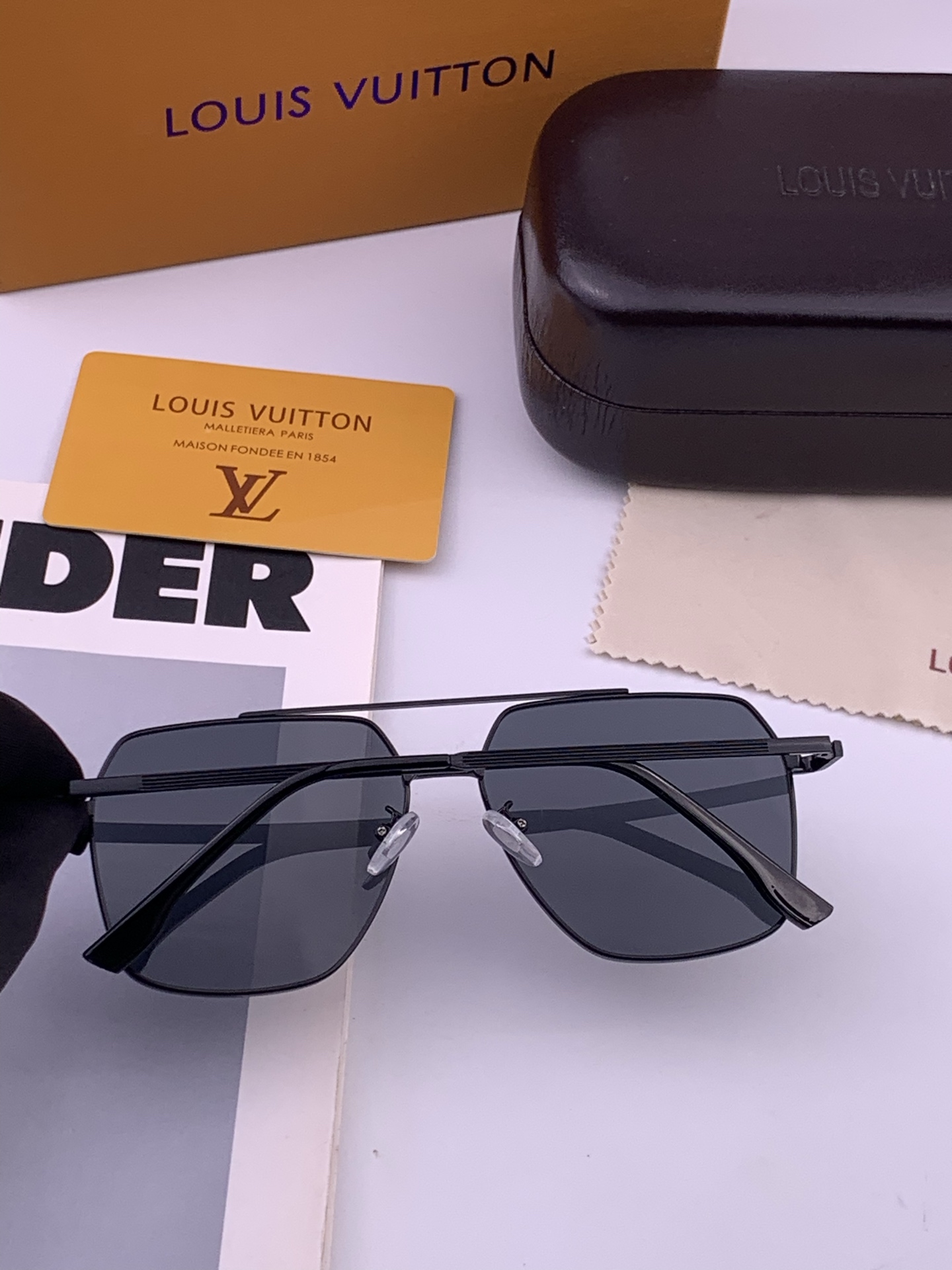 LV 男款炫彩飞行员偏光太阳镜 ❤️材质：高清尼龙加厚卡槽高清偏光镜片 🌹无边框镜架💕颜👍型号：L38903