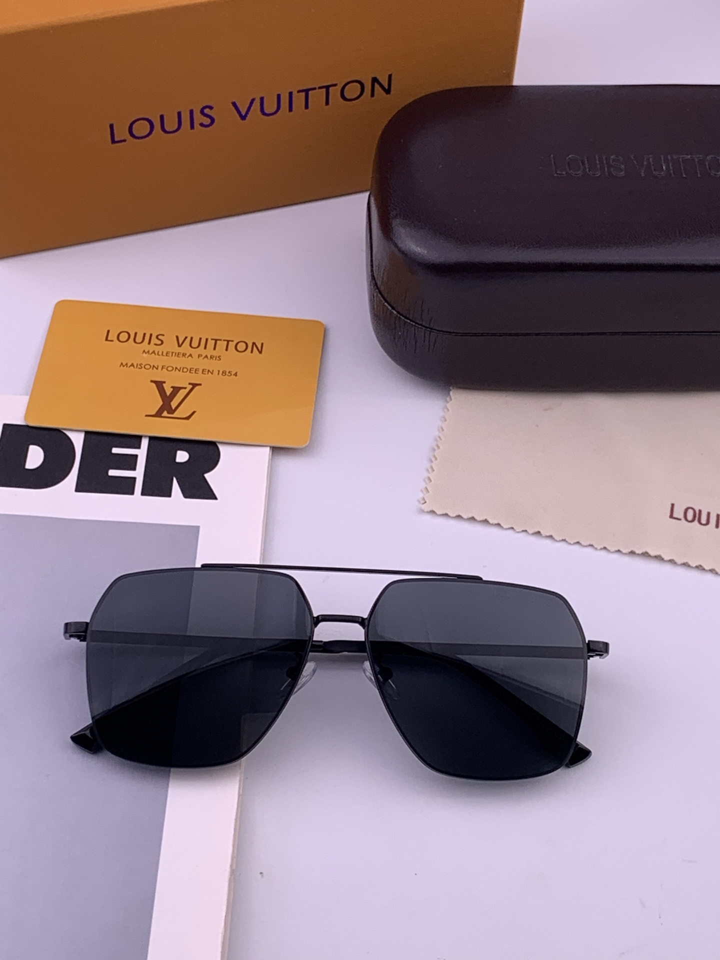 LV 男款炫彩飞行员偏光太阳镜 ❤️材质：高清尼龙加厚卡槽高清偏光镜片 🌹无边框镜架💕颜👍型号：L38903