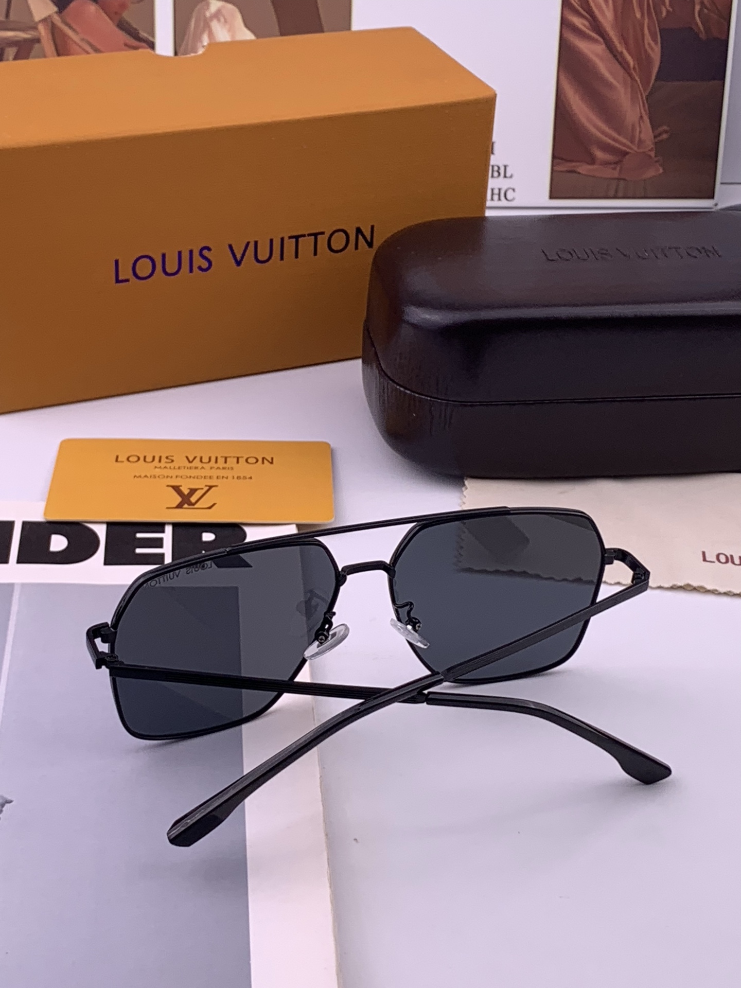 LV 男款炫彩飞行员偏光太阳镜 ❤️材质：高清尼龙加厚卡槽高清偏光镜片 🌹无边框镜架💕颜👍型号：L38903
