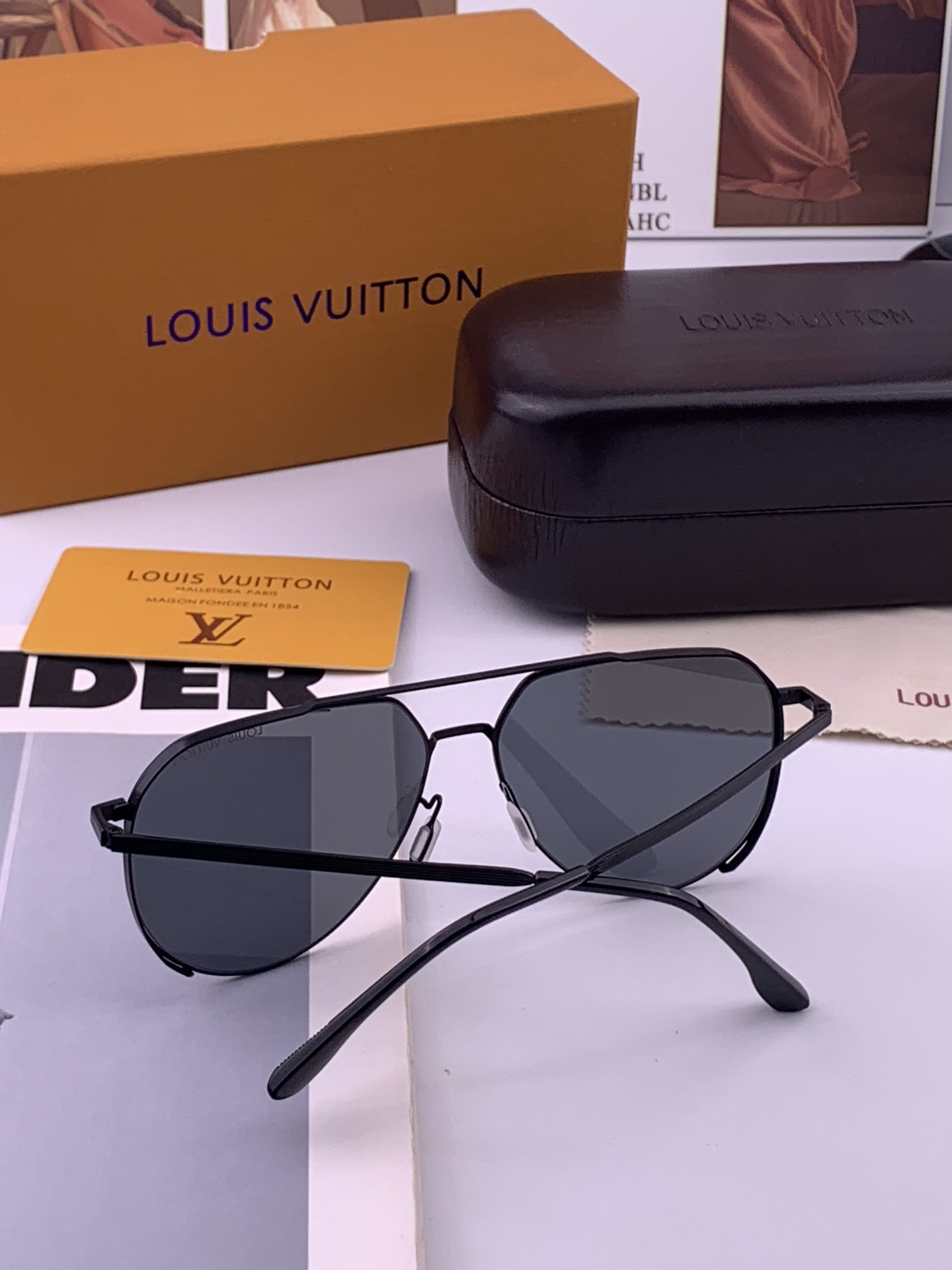 LV 男款炫彩飞行员偏光太阳镜 ❤️材质：高清尼龙加厚卡槽高清偏光镜片 🌹无边框镜架💕颜👍型号：L28901