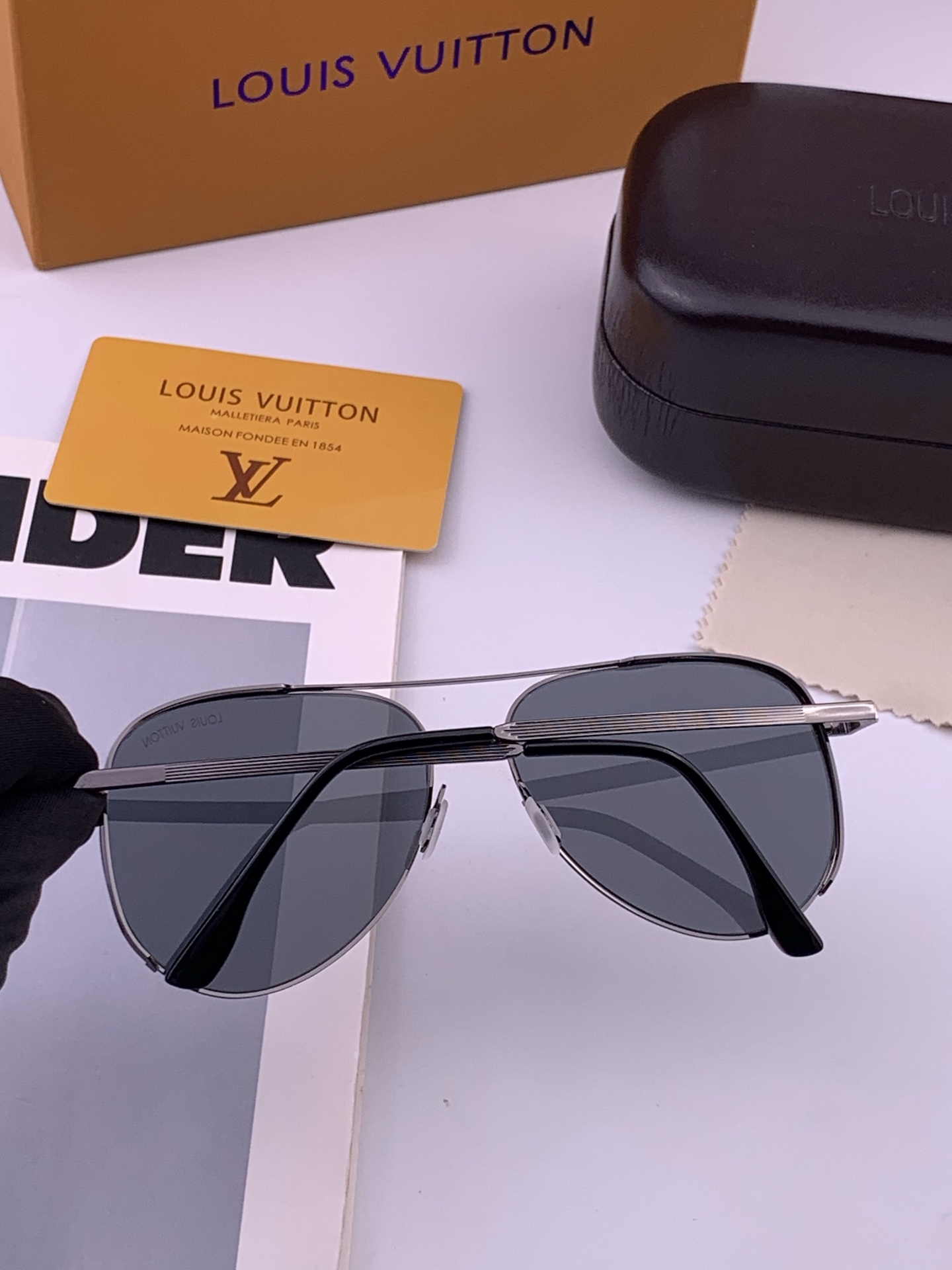 LV 男款炫彩飞行员偏光太阳镜 ❤️材质：高清尼龙加厚卡槽高清偏光镜片 🌹无边框镜架💕颜👍型号：L18901