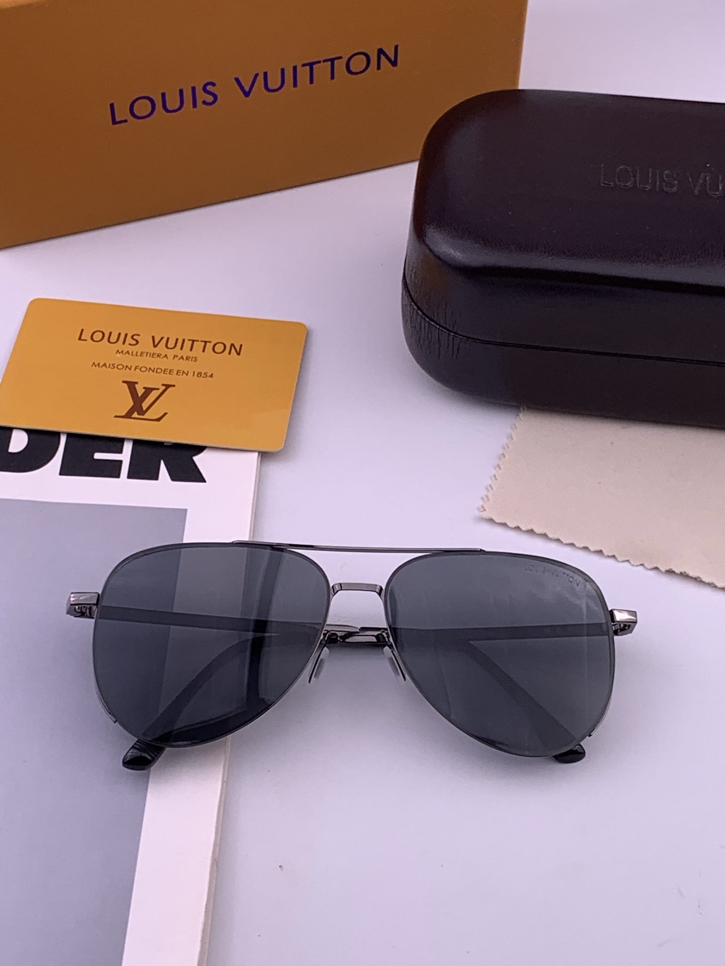 LV 男款炫彩飞行员偏光太阳镜 ❤️材质：高清尼龙加厚卡槽高清偏光镜片 🌹无边框镜架💕颜👍型号：L18901
