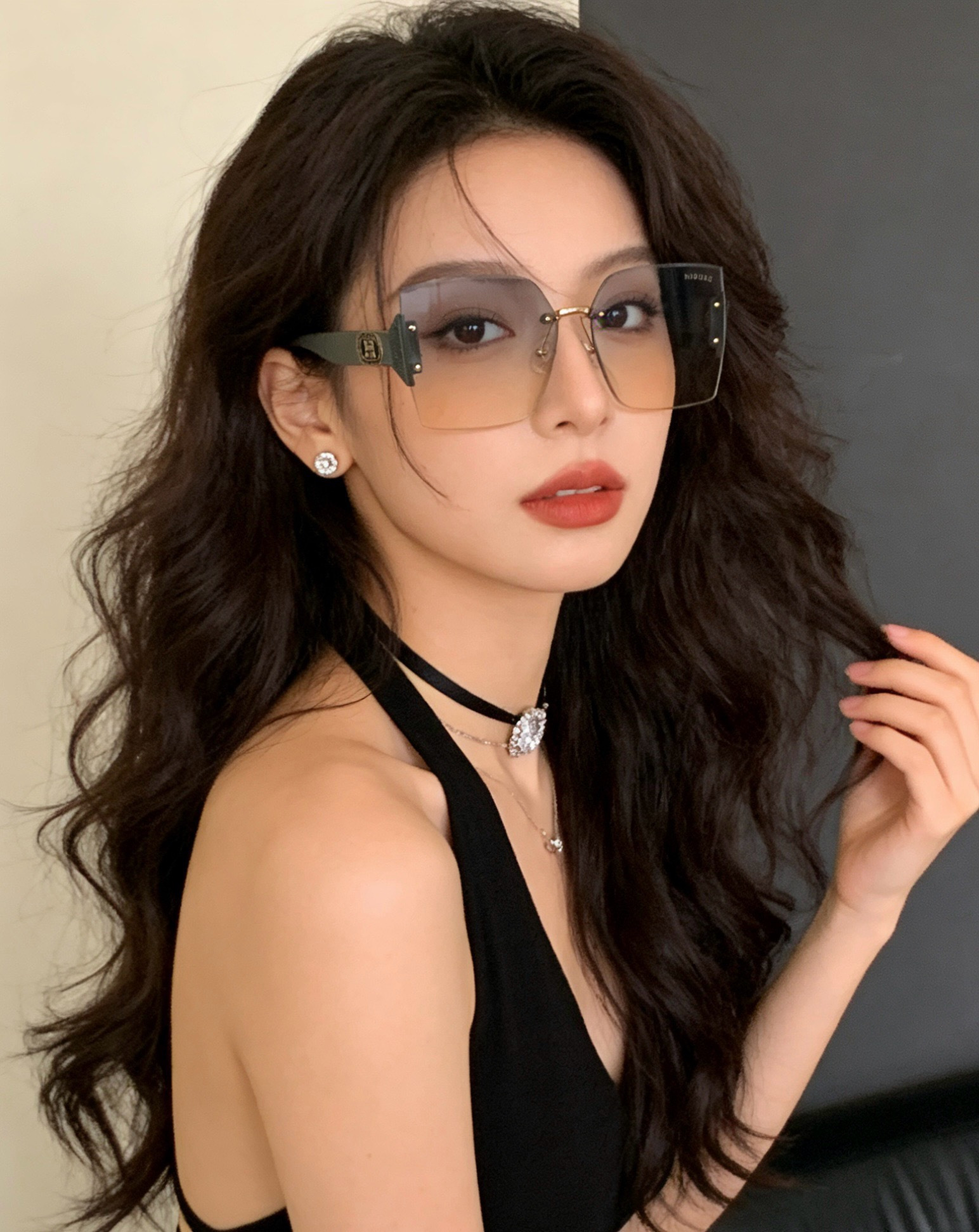NO:950034,Hermès’ classic square frame design does not matter the shape of your face. It looks very elegant whether paired with a coat or a dress. Lenses prevent ultraviolet rays. Model H9997 glasses, sunglasses, sunglasses, glasses, hermes, skirts19860909爱马仕经典的方框设计,不挑脸型,无论搭配大衣还是连衣裙都非常显气质镜片预防紫外线 型号H9997眼镜墨镜太阳镜,眼镜,hermes,skirts,glasses