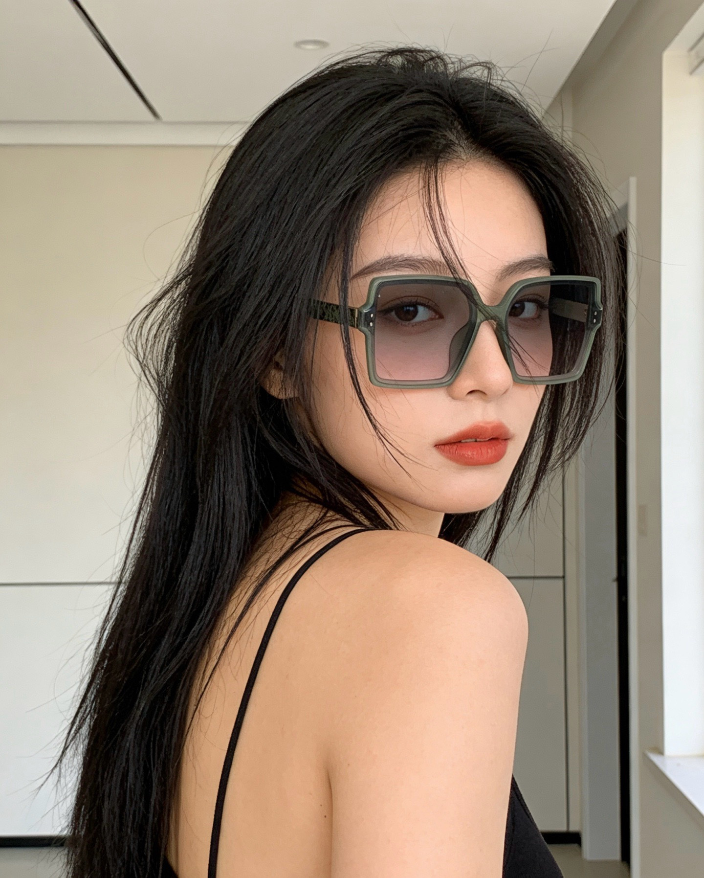 NO:950129,[TR Nylon Polarized Series] LV large-frame sunglasses have a classic square frame design, regardless of face shape, and look very elegant whether worn with a coat or a dress. Nylon polarized lenses prevent ultraviolet rays. Model L1577 glasses, sunglasses, sunglasses, glasses, louis vuitton, skirts19860909【TR尼龙偏光系列】lv大框太阳镜墨镜经典的方框设计,不挑脸型,无论搭配大衣还是连衣裙都非常显气质尼龙偏光镜片预防紫外线 型号L1577眼镜墨镜太阳镜,眼镜,louis vuitton,skirts,glasses