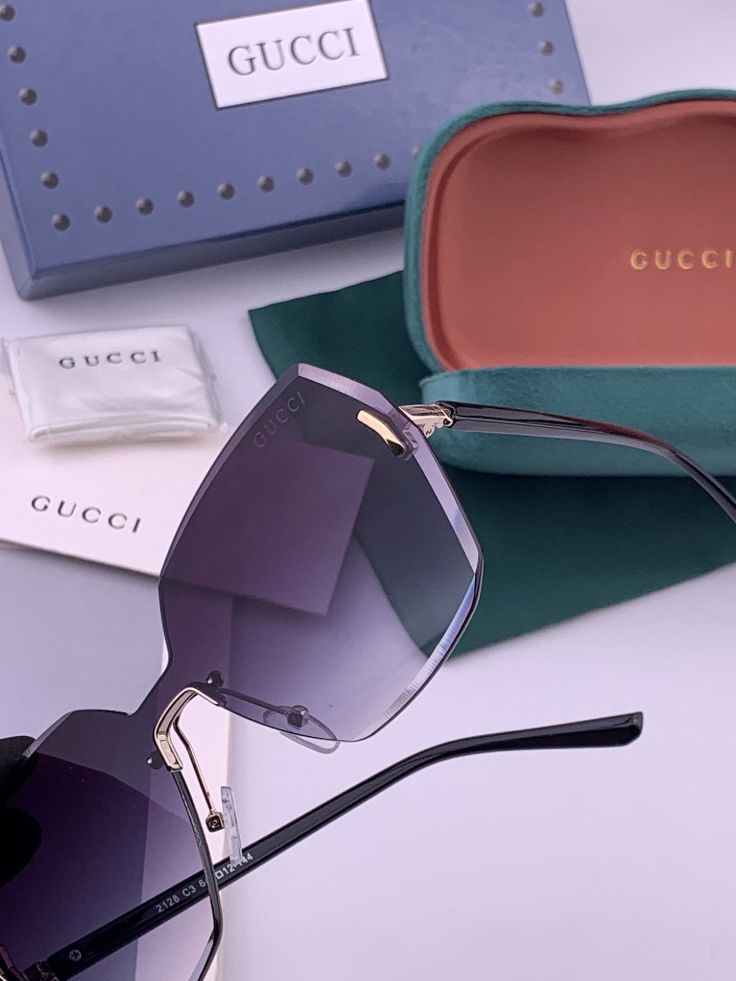 GUCCI  新款连体尼龙偏光太眼镜，无框钻石 切边更有质感，大气女人范儿，大脸小脸都好看 ！型号：G8212 