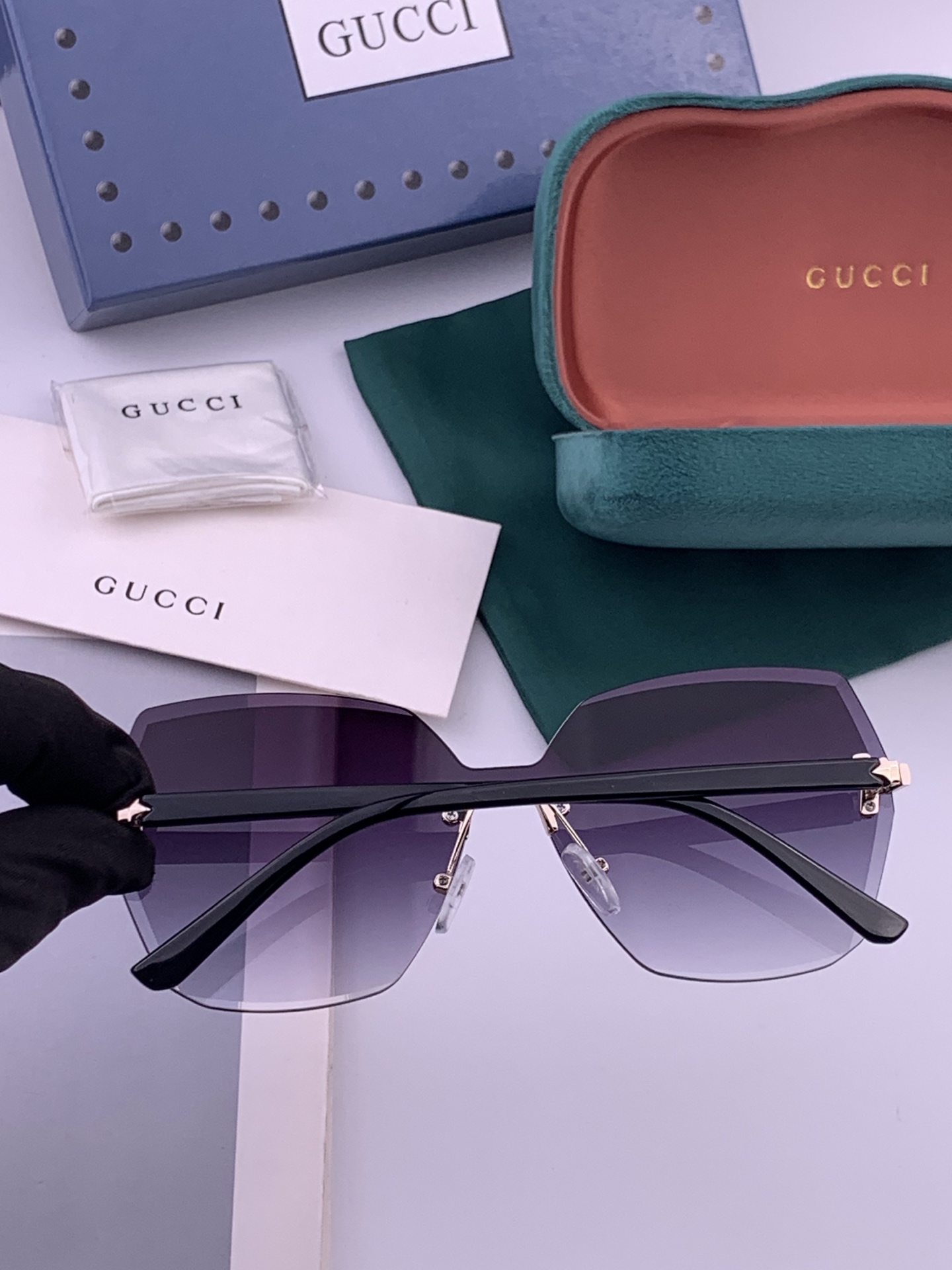 GUCCI  新款连体尼龙偏光太眼镜，无框钻石 切边更有质感，大气女人范儿，大脸小脸都好看 ！型号：G8212 