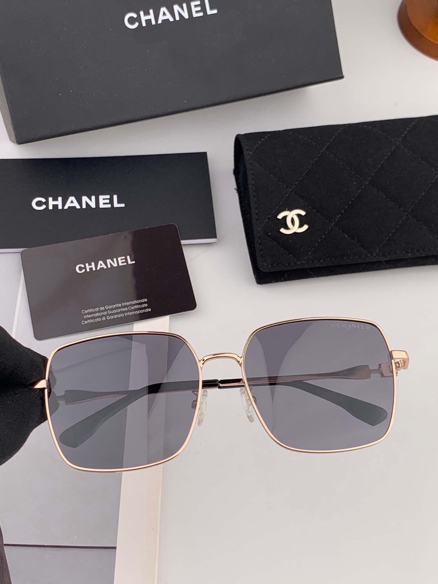 新品CHANEL 香奈儿太阳镜以独特魅力和前卫风格诠释春夏最新眼镜，质感超好佩带舒适 型号：CH25813