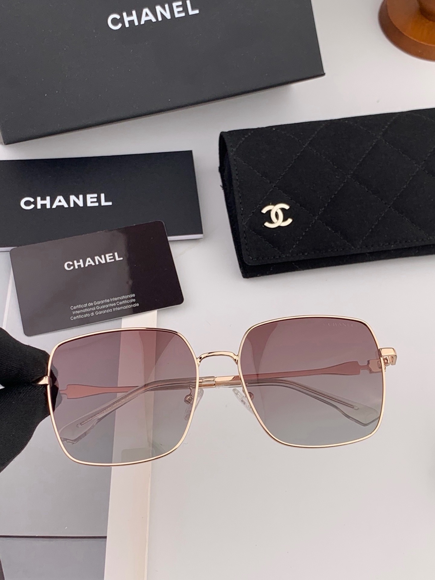 新品CHANEL 香奈儿太阳镜以独特魅力和前卫风格诠释春夏最新眼镜，质感超好佩带舒适 型号：CH25813