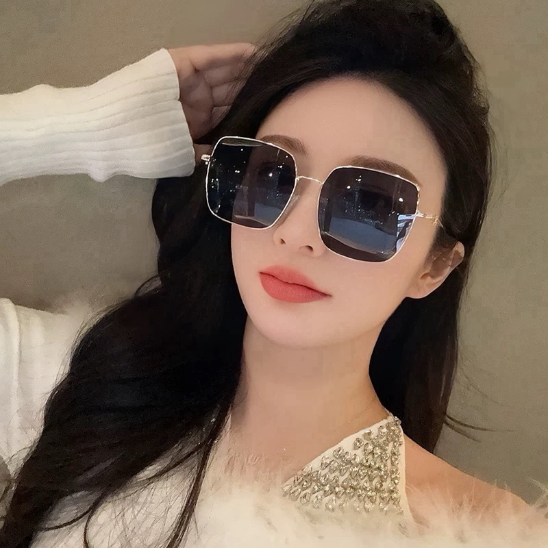 新品CHANEL 香奈儿太阳镜以独特魅力和前卫风格诠释春夏最新眼镜，质感超好佩带舒适 型号：CH25813