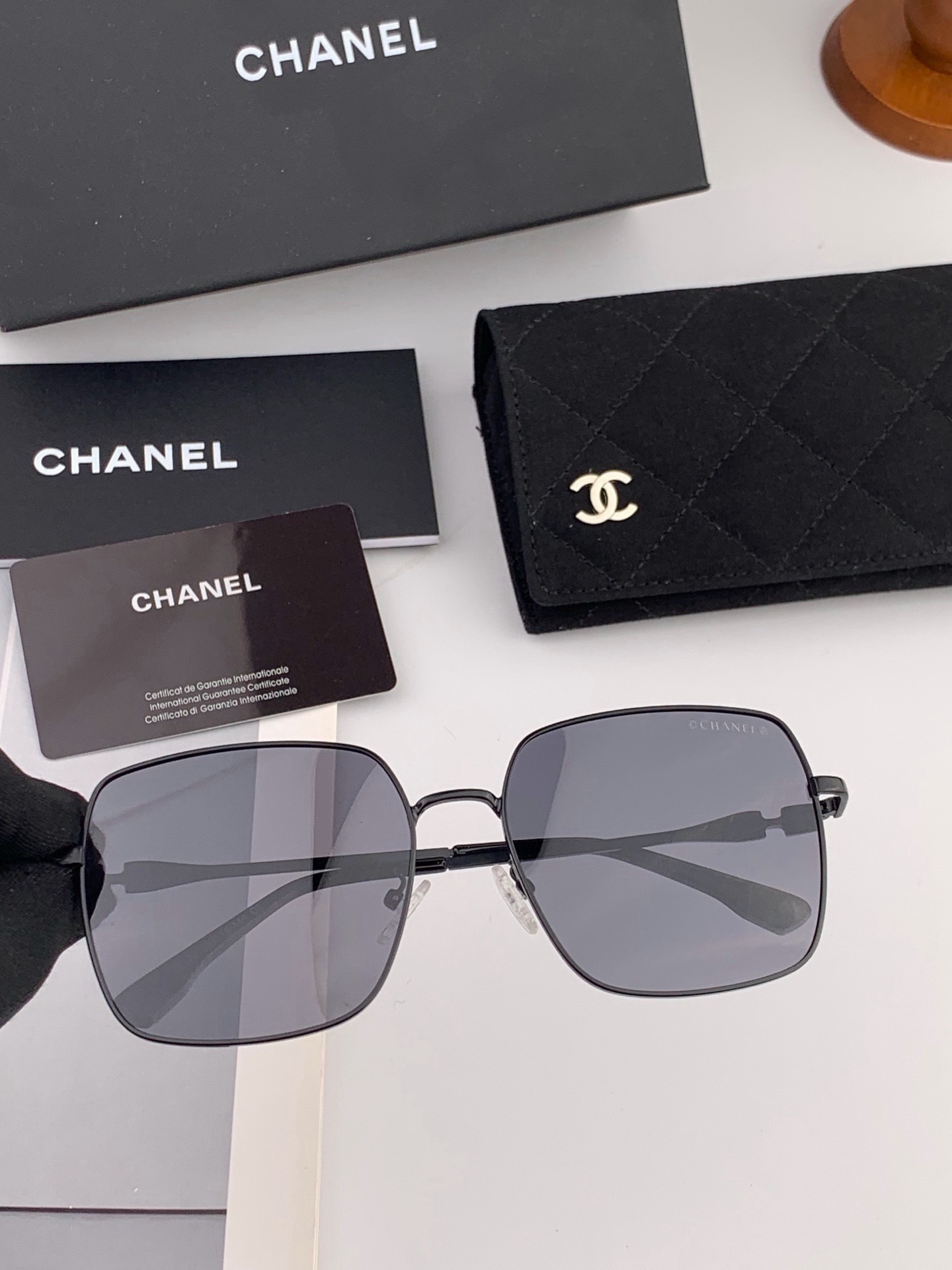 新品CHANEL 香奈儿太阳镜以独特魅力和前卫风格诠释春夏最新眼镜，质感超好佩带舒适 型号：CH25813