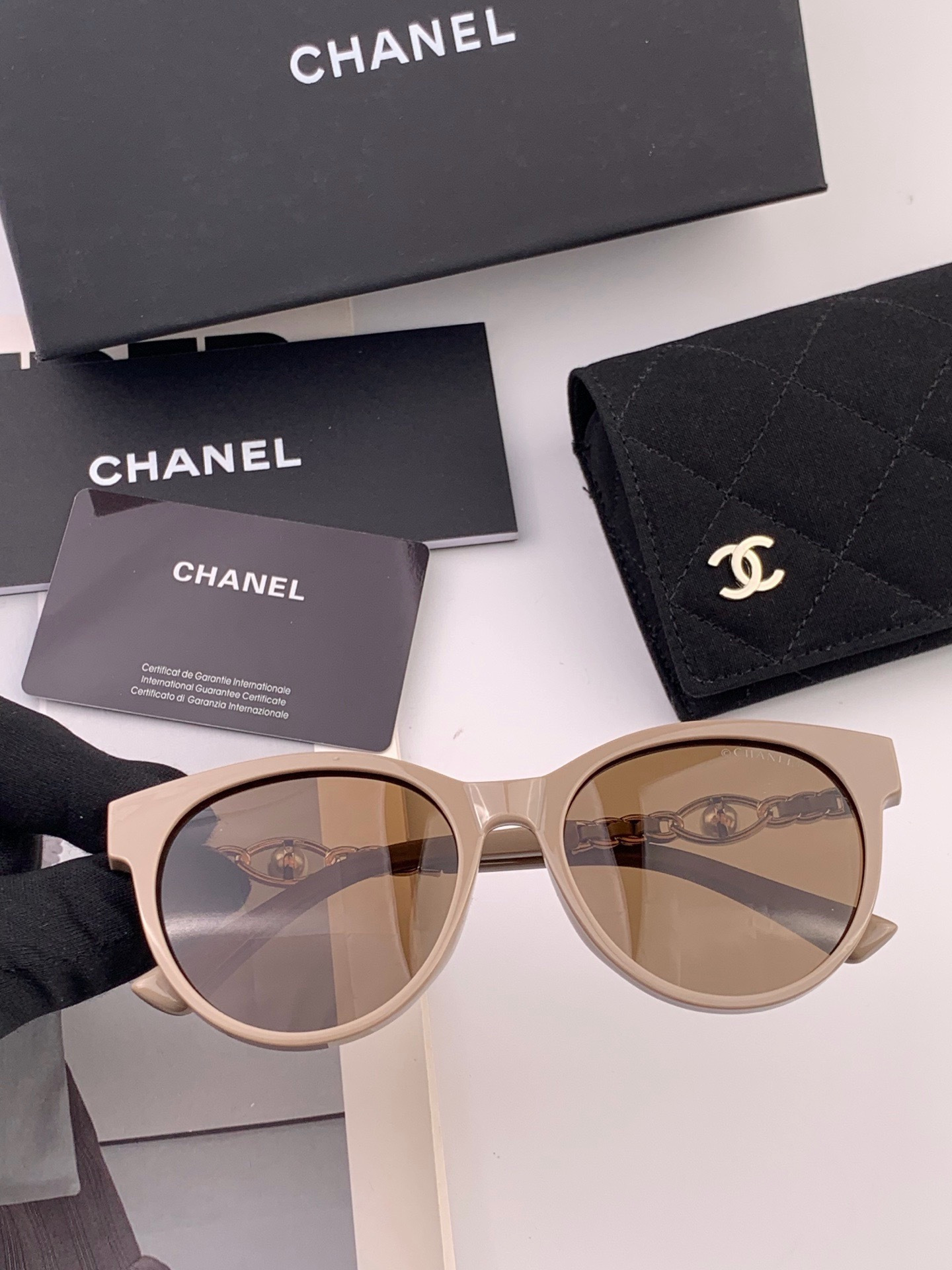 🔺CHANEL🔻官方早春新款，众多明星同款[色]香奈儿‼️‼️新款珍珠大框偏光墨镜 ，🌈🌈宝丽来超清偏光太阳镜🔝🔝型号：
