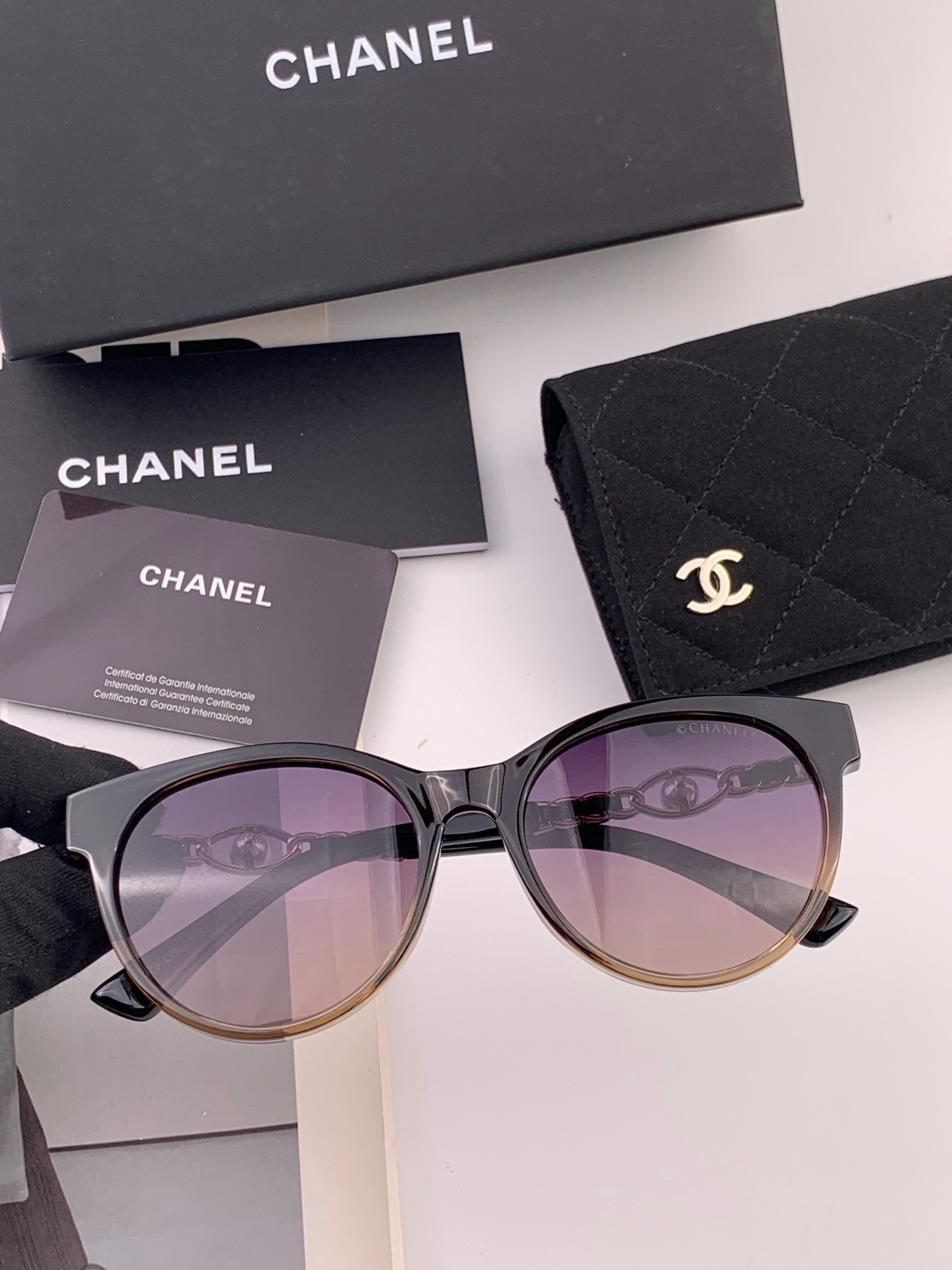 🔺CHANEL🔻官方早春新款，众多明星同款[色]香奈儿‼️‼️新款珍珠大框偏光墨镜 ，🌈🌈宝丽来超清偏光太阳镜🔝🔝型号：