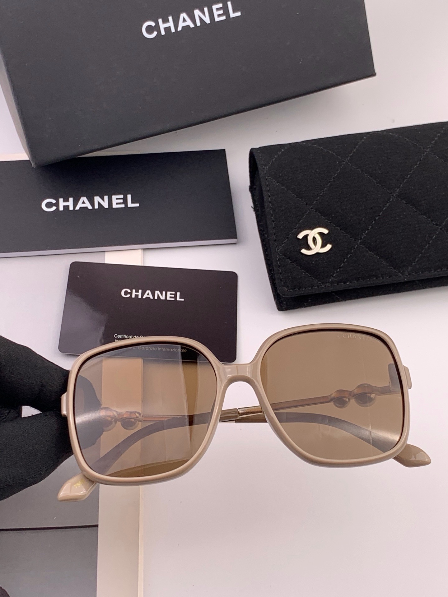 🔺CHANEL🔻官方早春新款，众多明星同款[色]香奈儿‼️‼️新款珍珠大框偏光墨镜 ，🌈🌈宝丽来超清偏光太阳镜🔝🔝型号：
