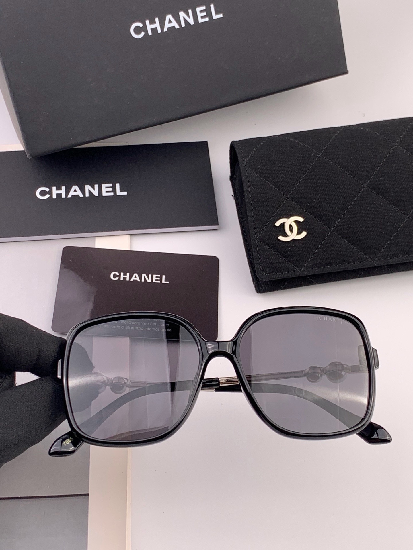 🔺CHANEL🔻官方早春新款，众多明星同款[色]香奈儿‼️‼️新款珍珠大框偏光墨镜 ，🌈🌈宝丽来超清偏光太阳镜🔝🔝型号：