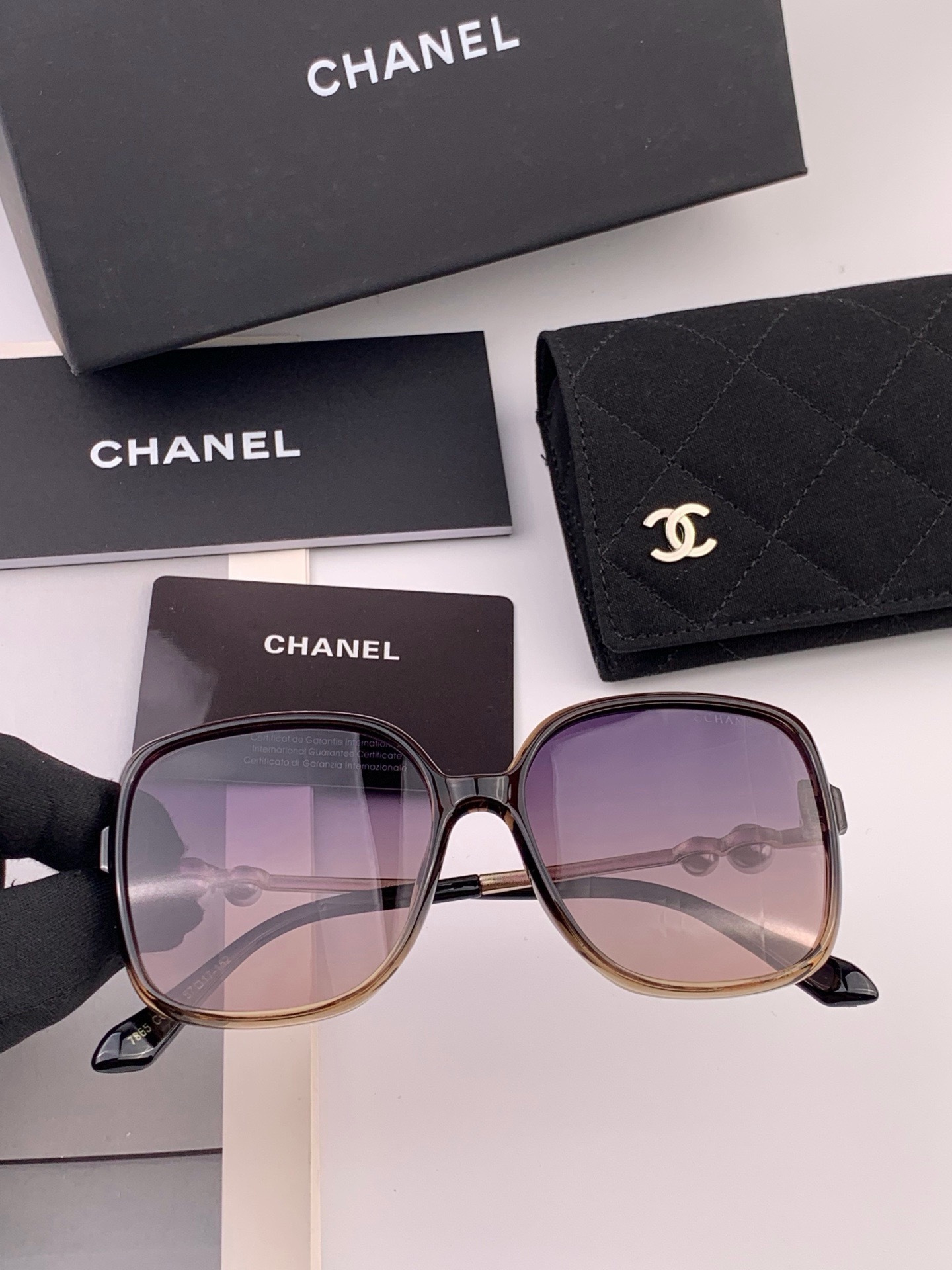 🔺CHANEL🔻官方早春新款，众多明星同款[色]香奈儿‼️‼️新款珍珠大框偏光墨镜 ，🌈🌈宝丽来超清偏光太阳镜🔝🔝型号：