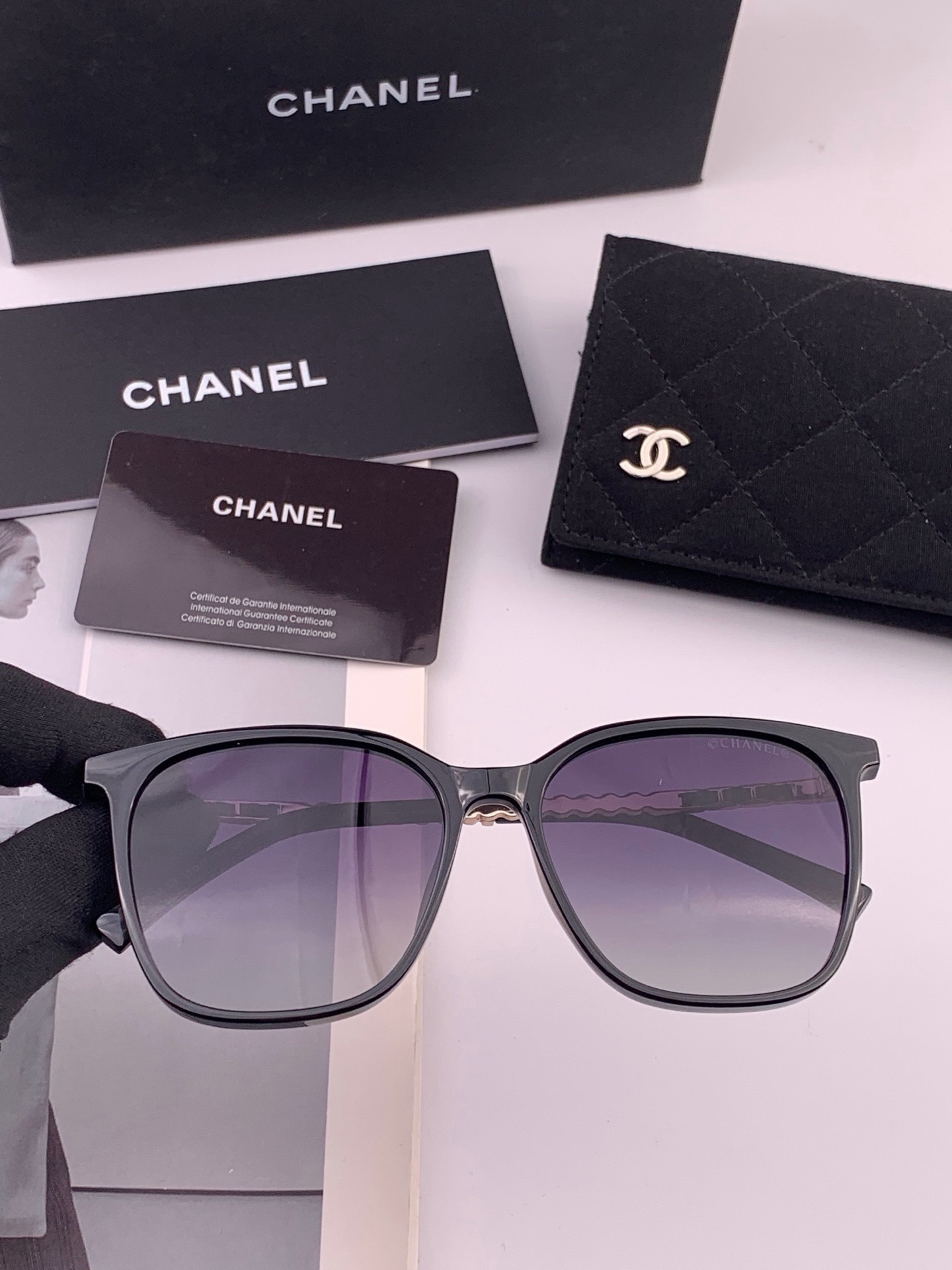 新品CHANEL 香奈儿太阳镜以独特魅力和前卫风格诠释春夏最新眼镜，以方框设计两边经典小香珍珠做点缀，中梁金属质感超好佩