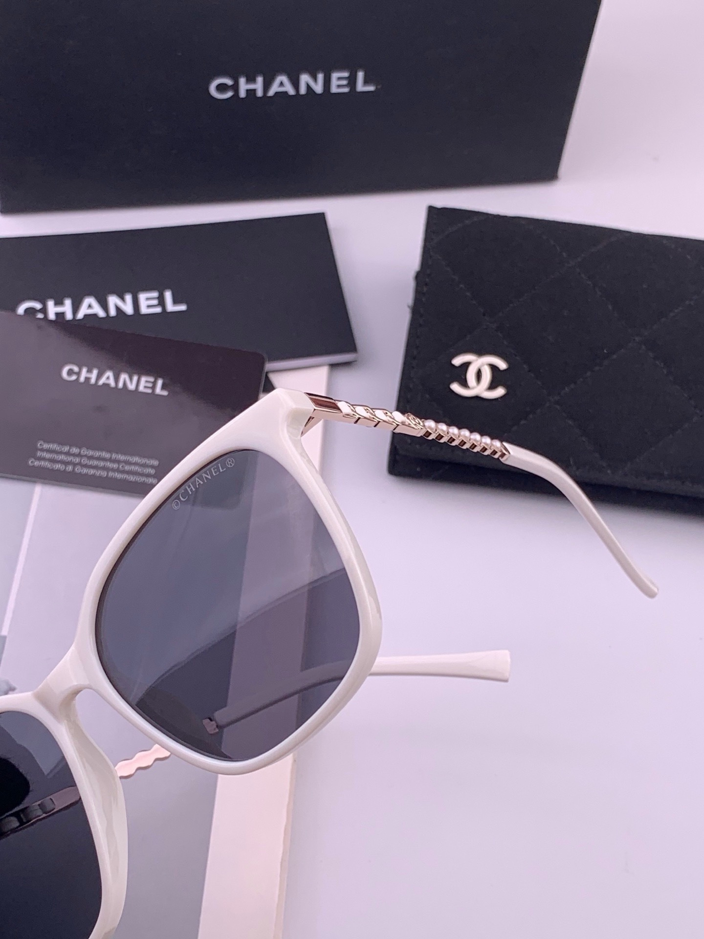 新品CHANEL 香奈儿太阳镜以独特魅力和前卫风格诠释春夏最新眼镜，以方框设计两边经典小香珍珠做点缀，中梁金属质感超好佩