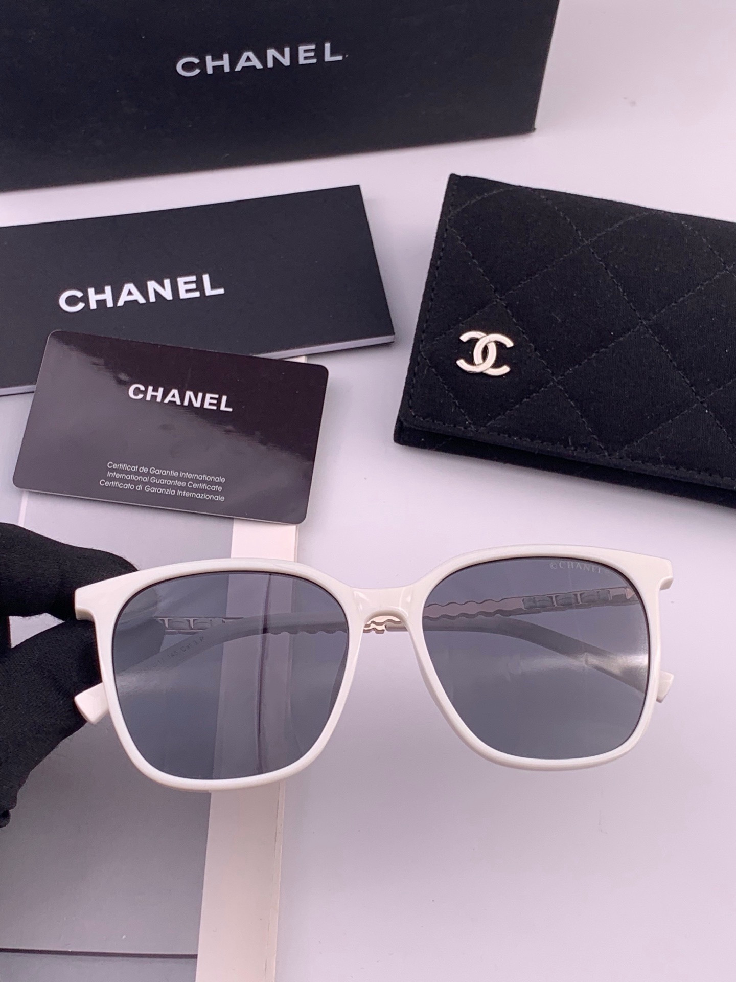 新品CHANEL 香奈儿太阳镜以独特魅力和前卫风格诠释春夏最新眼镜，以方框设计两边经典小香珍珠做点缀，中梁金属质感超好佩