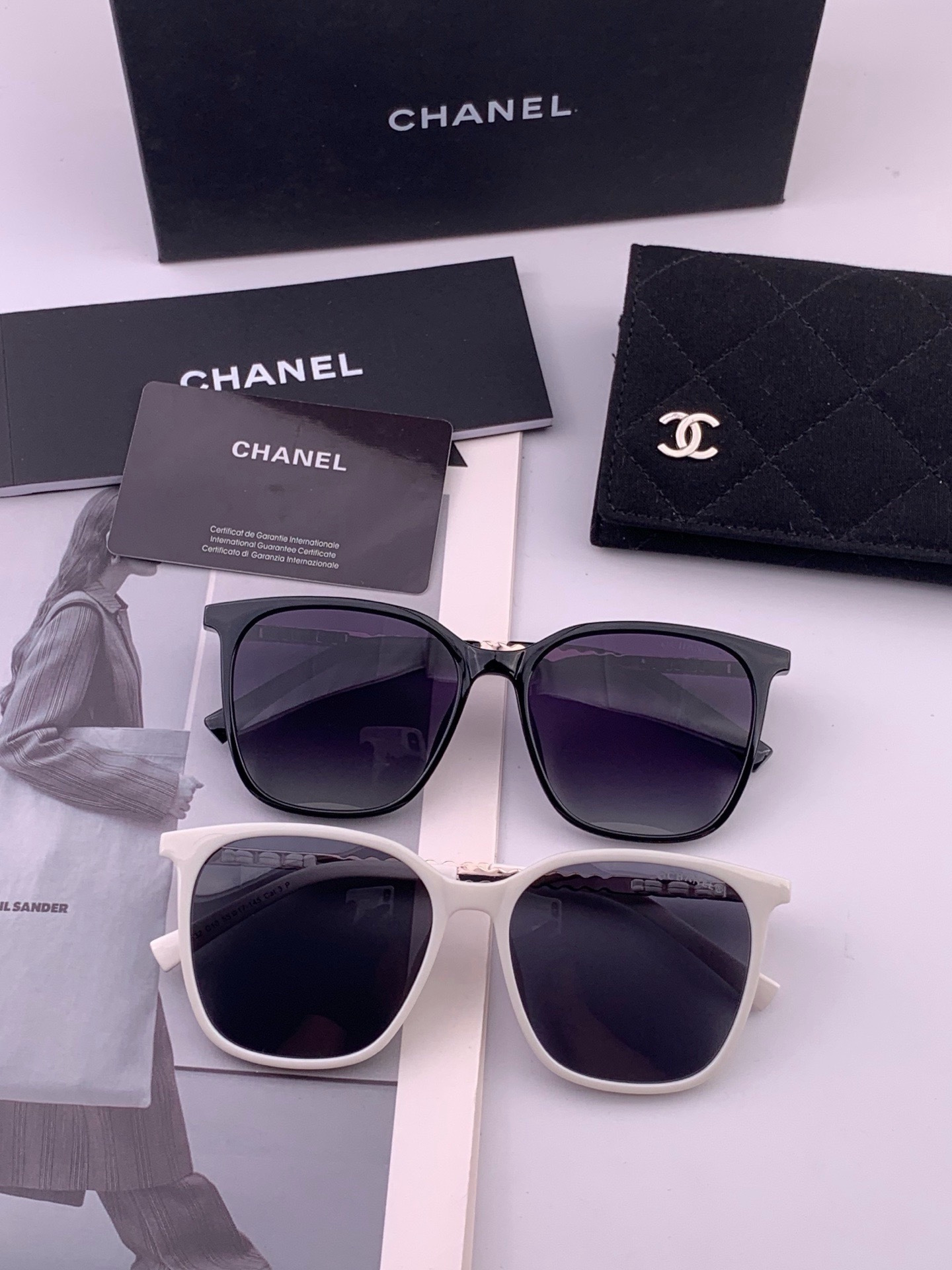 新品CHANEL 香奈儿太阳镜以独特魅力和前卫风格诠释春夏最新眼镜，以方框设计两边经典小香珍珠做点缀，中梁金属质感超好佩