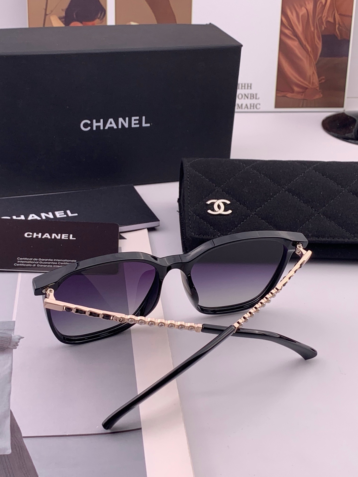 新品CHANEL 香奈儿太阳镜以独特魅力和前卫风格诠释春夏最新眼镜，以方框设计两边经典小香珍珠做点缀，中梁金属质感超好佩