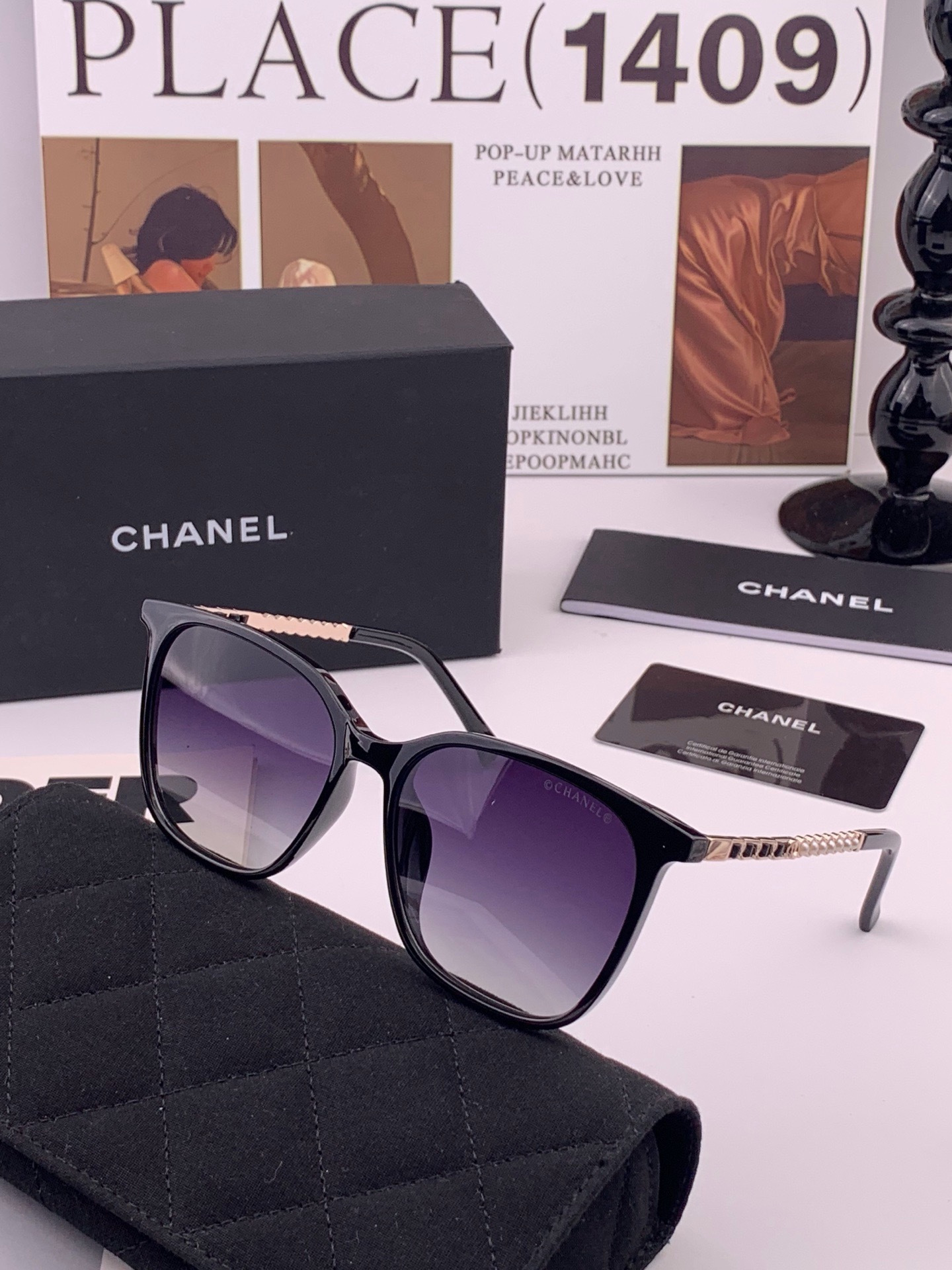 新品CHANEL 香奈儿太阳镜以独特魅力和前卫风格诠释春夏最新眼镜，以方框设计两边经典小香珍珠做点缀，中梁金属质感超好佩