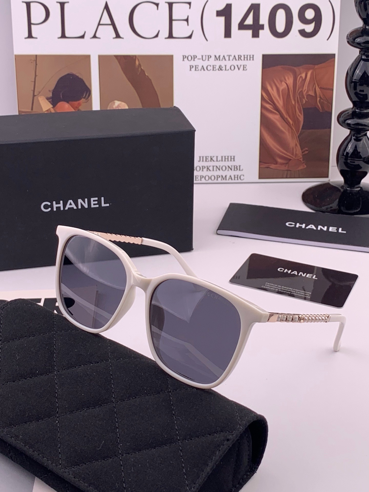 新品CHANEL 香奈儿太阳镜以独特魅力和前卫风格诠释春夏最新眼镜，以方框设计两边经典小香珍珠做点缀，中梁金属质感超好佩