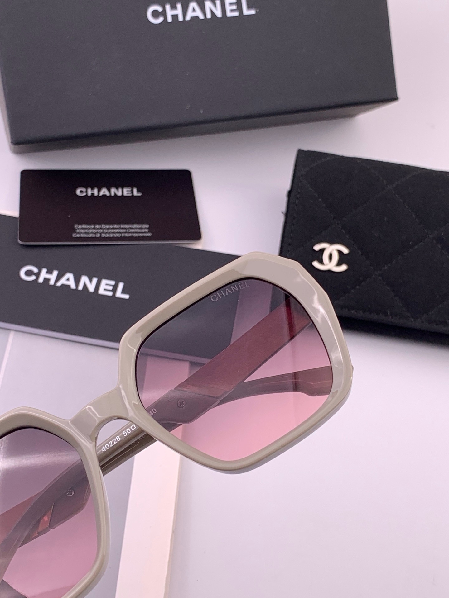 🔺CHANEL🔻官方早春新款，众多明星同款[色]香奈儿‼️‼️新款大框墨镜 ，🌈🌈宝丽来超清太阳镜🔝🔝型号：CH8402