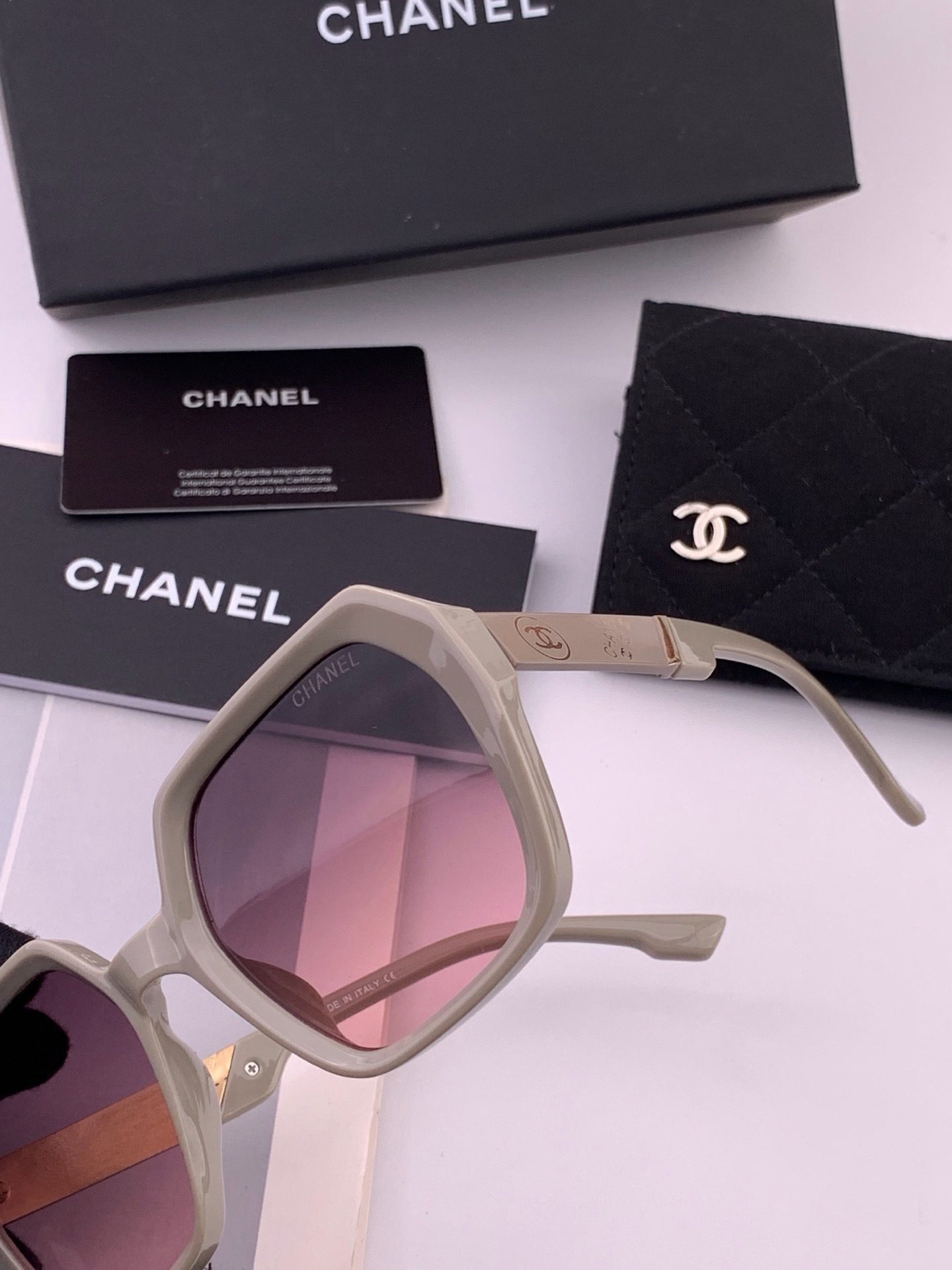 🔺CHANEL🔻官方早春新款，众多明星同款[色]香奈儿‼️‼️新款大框墨镜 ，🌈🌈宝丽来超清太阳镜🔝🔝型号：CH8402