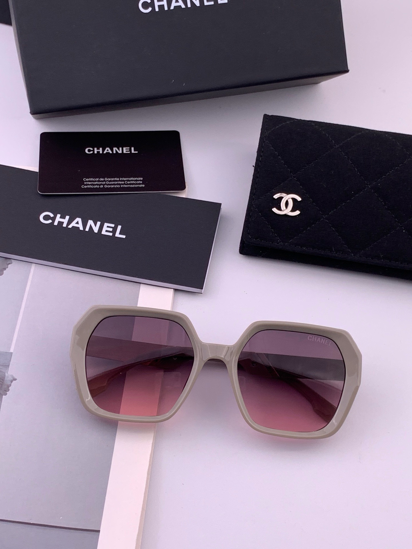 🔺CHANEL🔻官方早春新款，众多明星同款[色]香奈儿‼️‼️新款大框墨镜 ，🌈🌈宝丽来超清太阳镜🔝🔝型号：CH8402