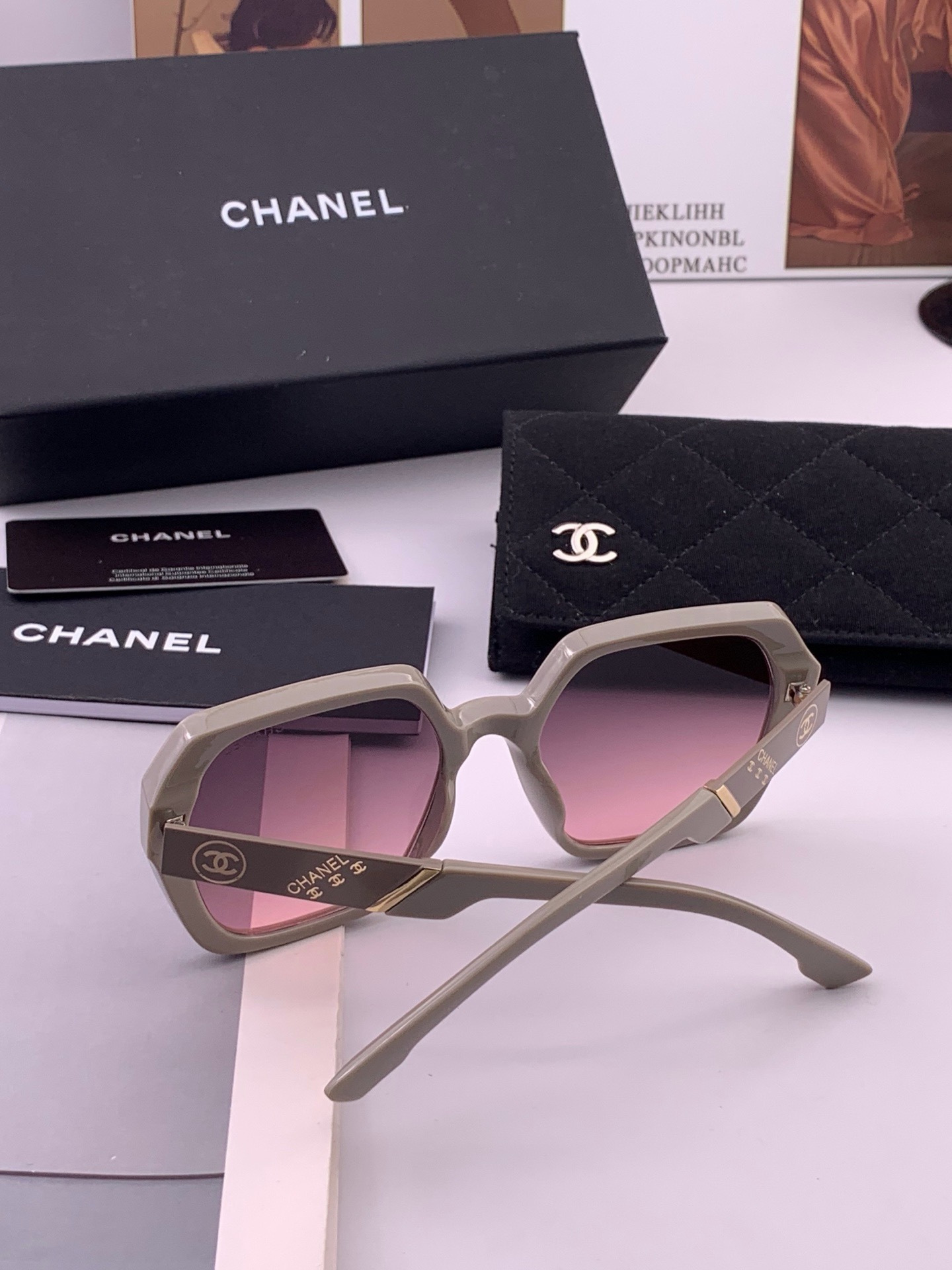 🔺CHANEL🔻官方早春新款，众多明星同款[色]香奈儿‼️‼️新款大框墨镜 ，🌈🌈宝丽来超清太阳镜🔝🔝型号：CH8402