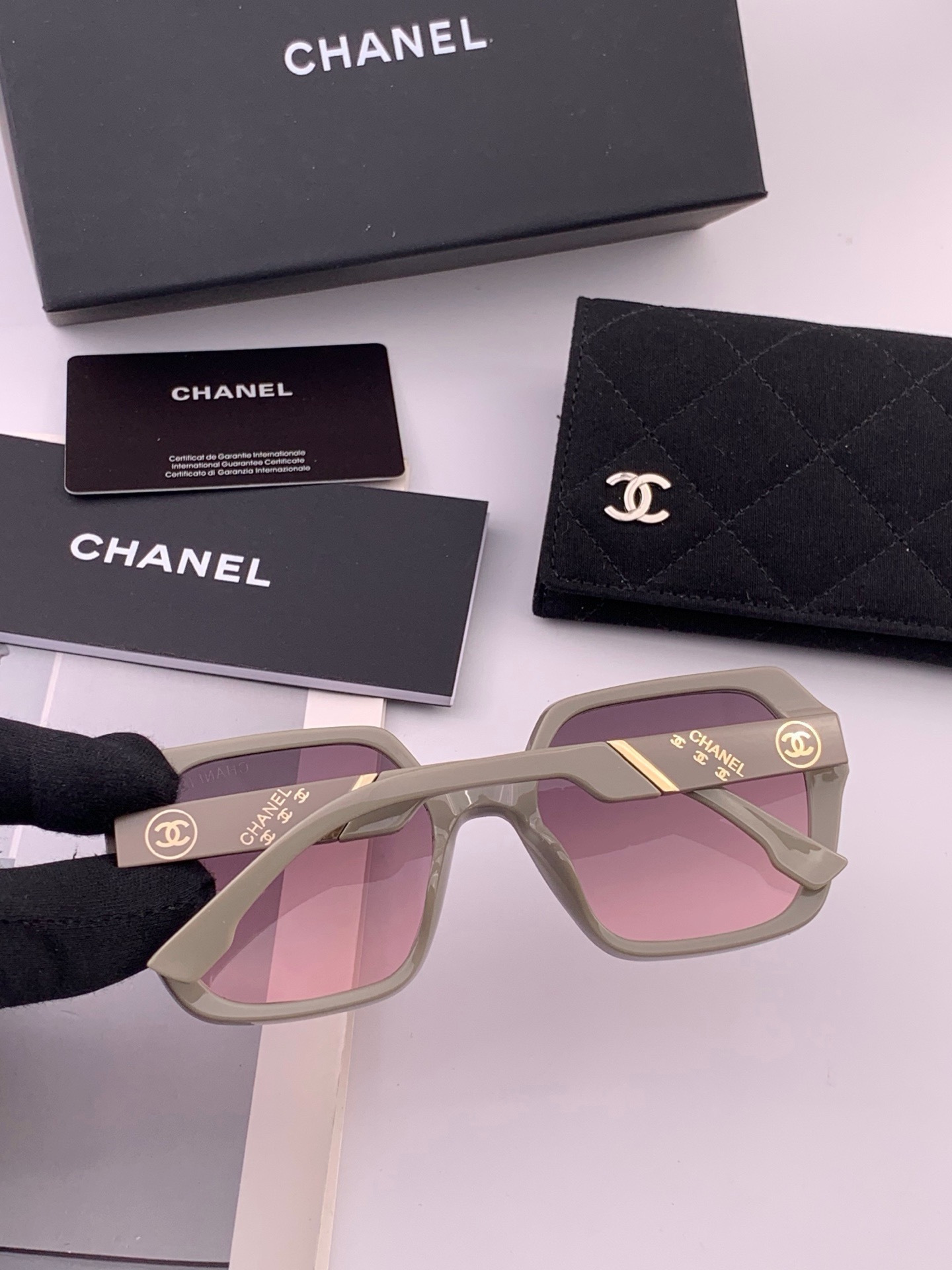 🔺CHANEL🔻官方早春新款，众多明星同款[色]香奈儿‼️‼️新款大框墨镜 ，🌈🌈宝丽来超清太阳镜🔝🔝型号：CH8402