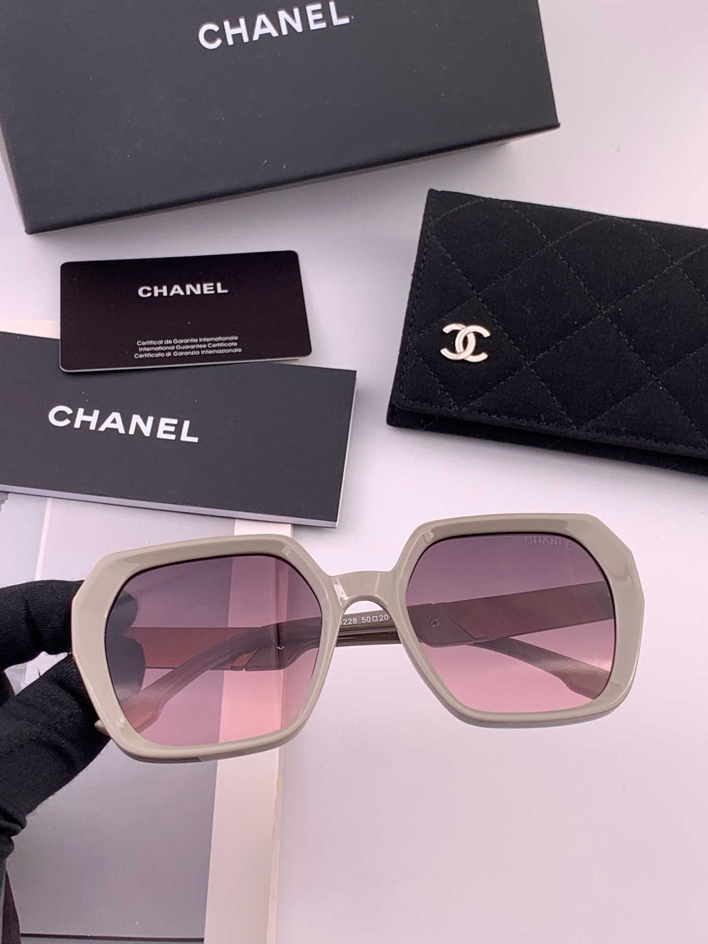 🔺CHANEL🔻官方早春新款，众多明星同款[色]香奈儿‼️‼️新款大框墨镜 ，🌈🌈宝丽来超清太阳镜🔝🔝型号：CH8402