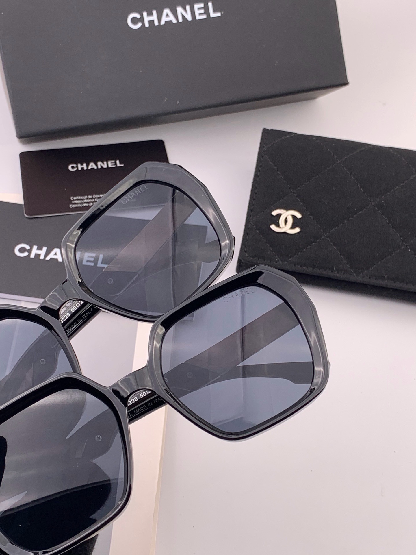 🔺CHANEL🔻官方早春新款，众多明星同款[色]香奈儿‼️‼️新款大框墨镜 ，🌈🌈宝丽来超清太阳镜🔝🔝型号：CH8402
