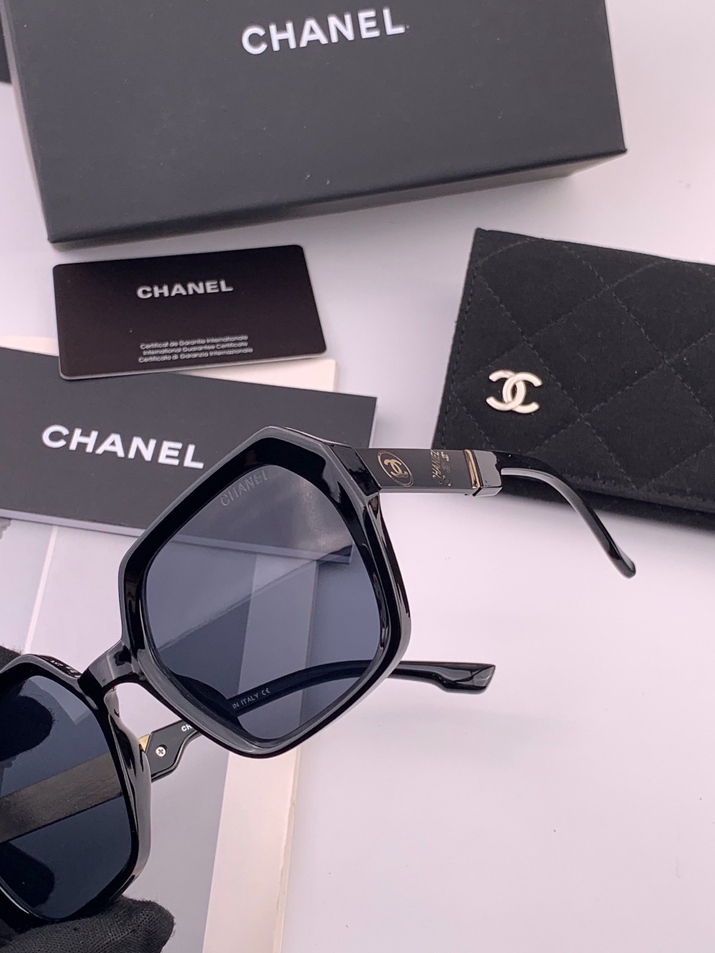 🔺CHANEL🔻官方早春新款，众多明星同款[色]香奈儿‼️‼️新款大框墨镜 ，🌈🌈宝丽来超清太阳镜🔝🔝型号：CH8402