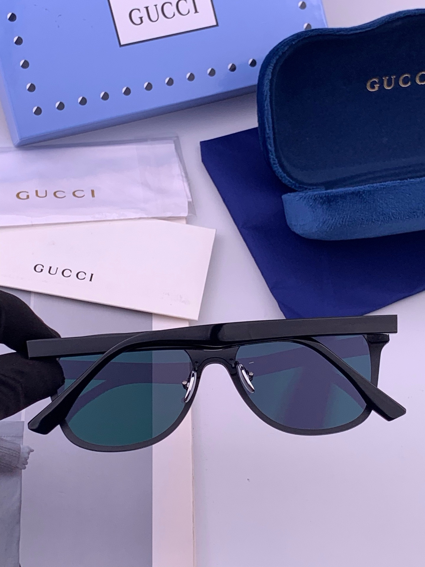 连体镜GUCCI 开春新款一体镜 大框太阳镜男女同款 😎  爆款大框尼龙太阳镜 超逼格超酷  镜腿品牌设计感强 nice