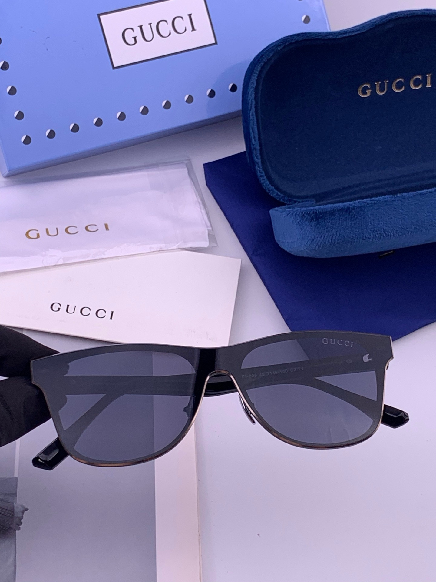连体镜GUCCI 开春新款一体镜 大框太阳镜男女同款 😎  爆款大框尼龙太阳镜 超逼格超酷  镜腿品牌设计感强 nice