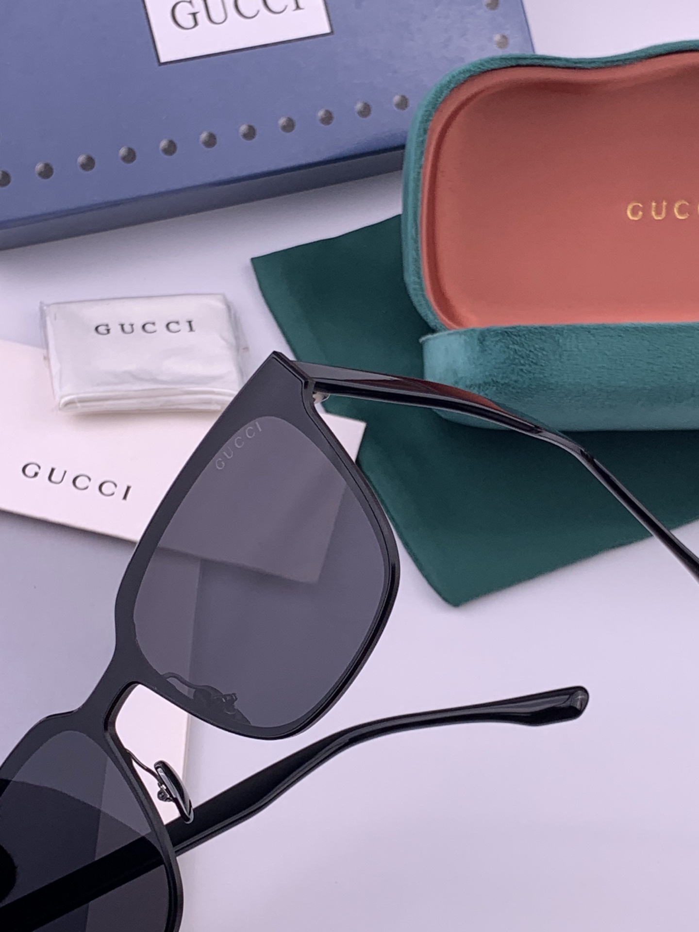 连体镜GUCCI开春新款一体镜 大框太阳镜男女同款 😎  爆款大框尼龙太阳镜 超逼格超酷  镜腿品牌设计感强 nice~