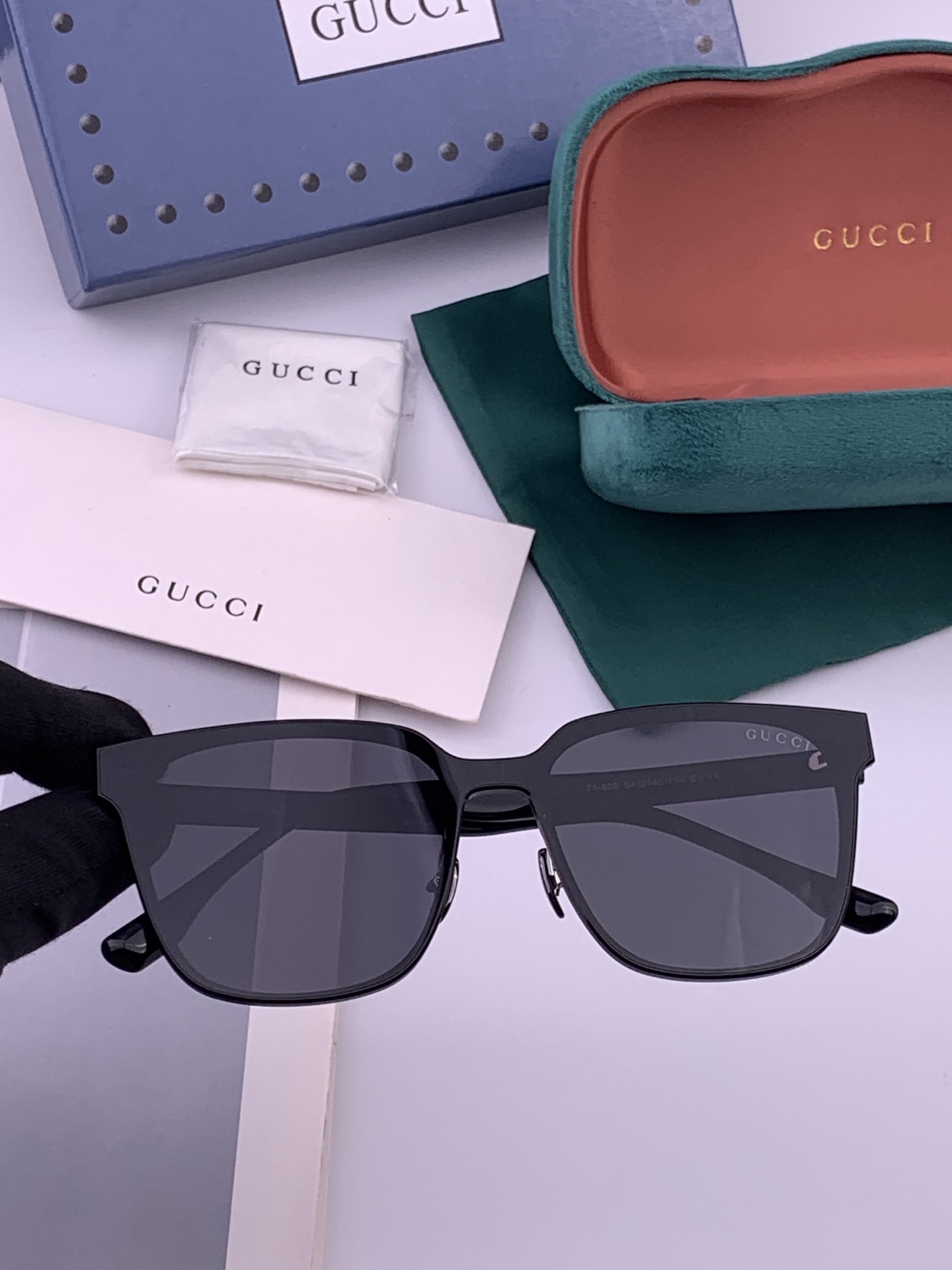 连体镜GUCCI开春新款一体镜 大框太阳镜男女同款 😎  爆款大框尼龙太阳镜 超逼格超酷  镜腿品牌设计感强 nice~