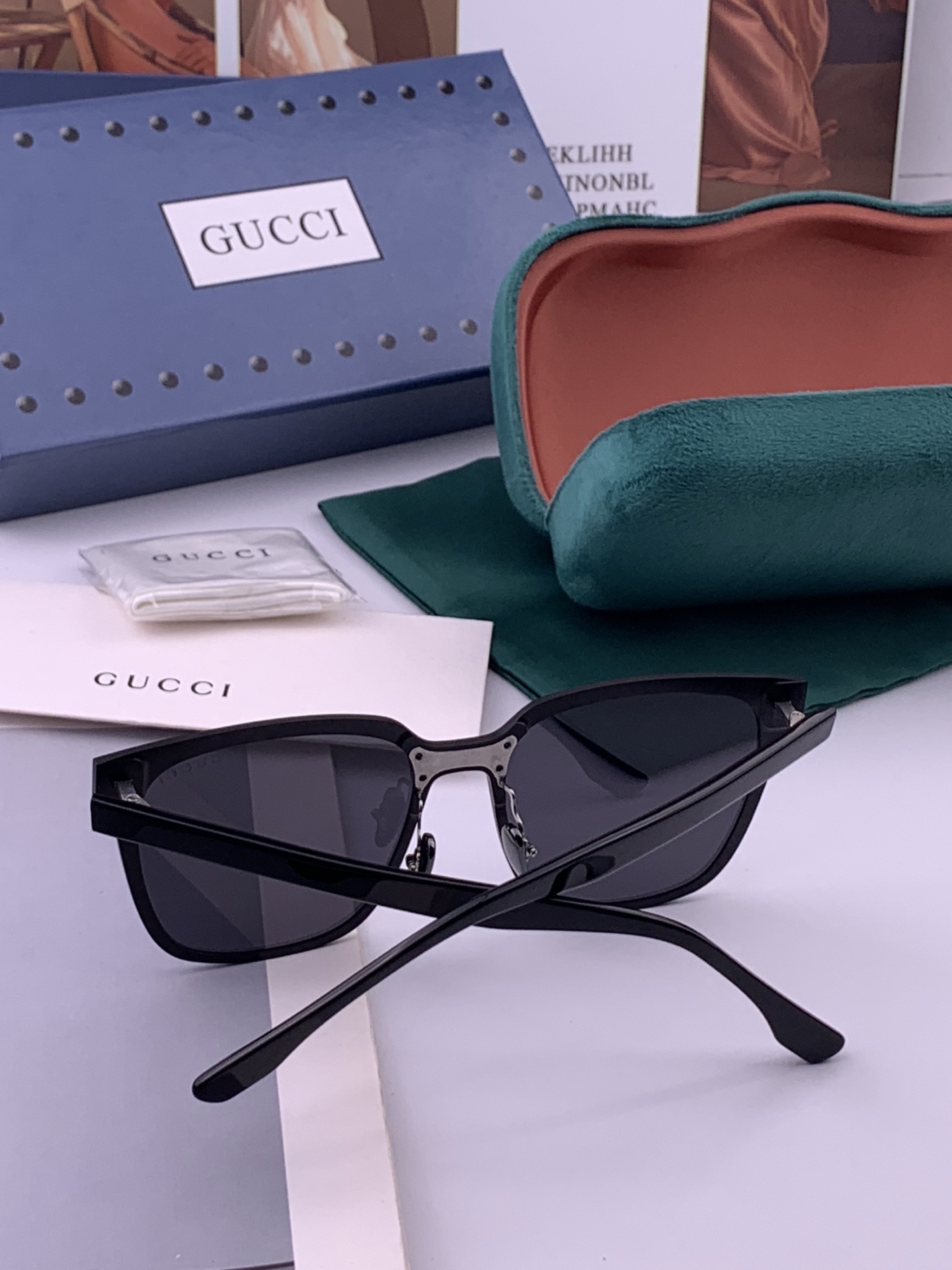 连体镜GUCCI开春新款一体镜 大框太阳镜男女同款 😎  爆款大框尼龙太阳镜 超逼格超酷  镜腿品牌设计感强 nice~