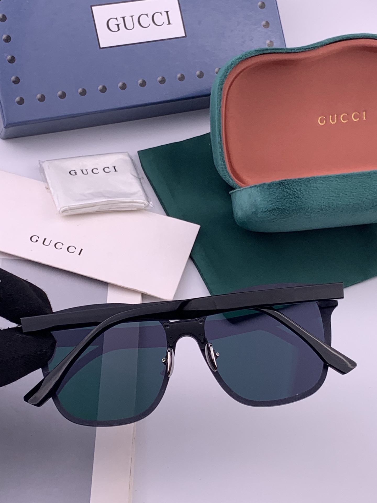 连体镜GUCCI开春新款一体镜 大框太阳镜男女同款 😎  爆款大框尼龙太阳镜 超逼格超酷  镜腿品牌设计感强 nice~