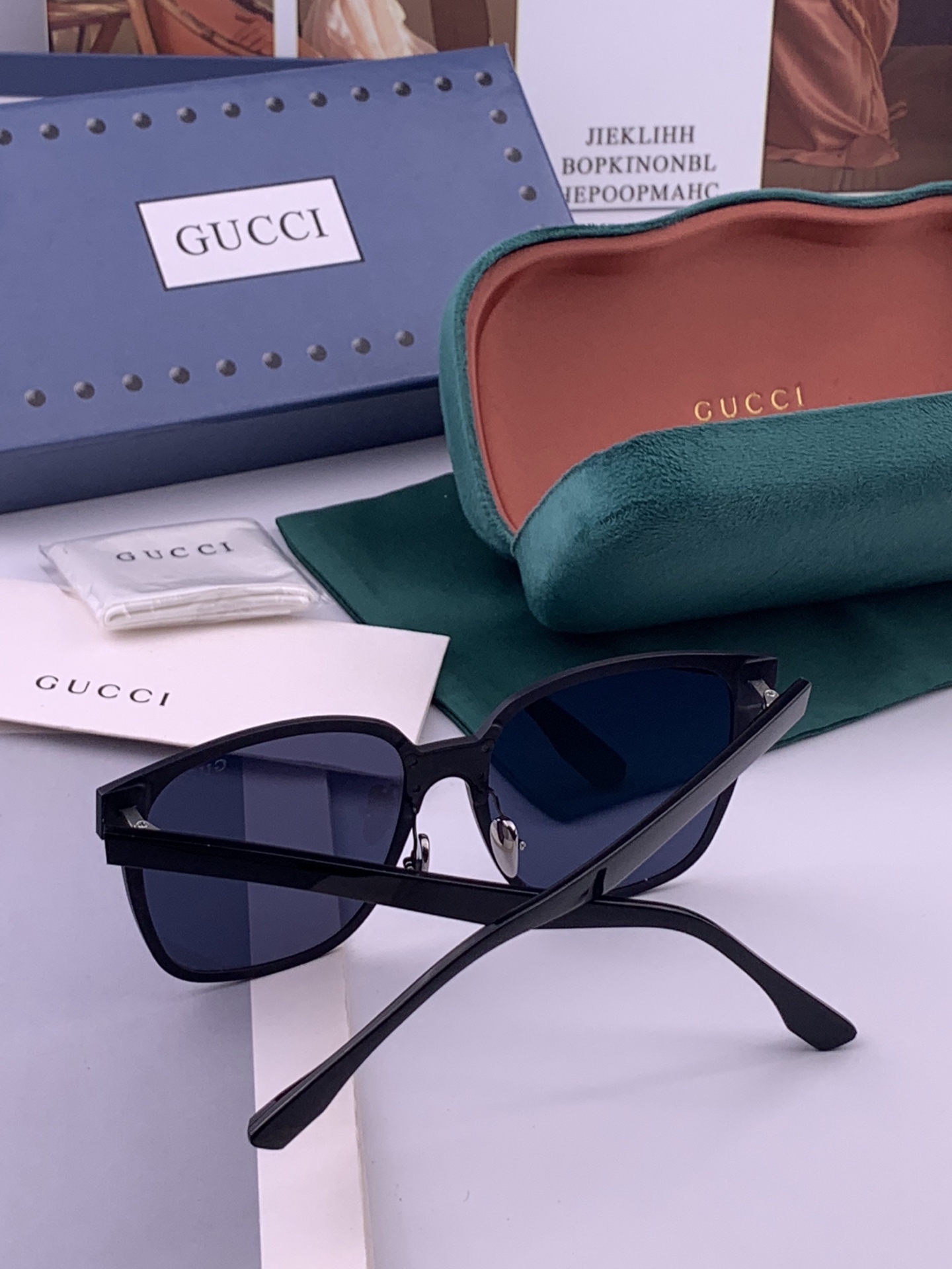 连体镜GUCCI开春新款一体镜 大框太阳镜男女同款 😎  爆款大框尼龙太阳镜 超逼格超酷  镜腿品牌设计感强 nice~