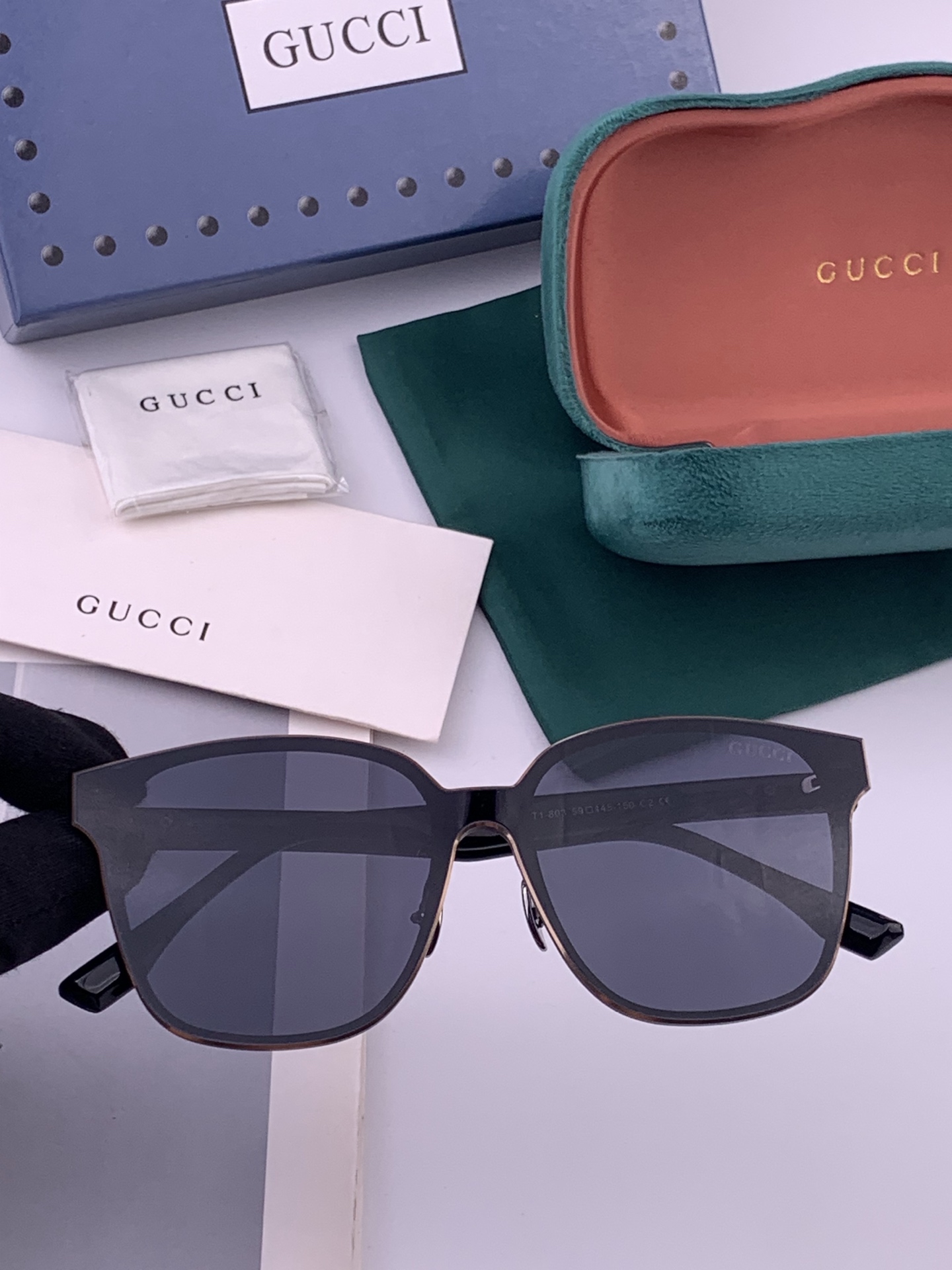 连体镜GUCCI开春新款一体镜 大框太阳镜男女同款 😎  爆款大框尼龙太阳镜 超逼格超酷  镜腿品牌设计感强 nice~