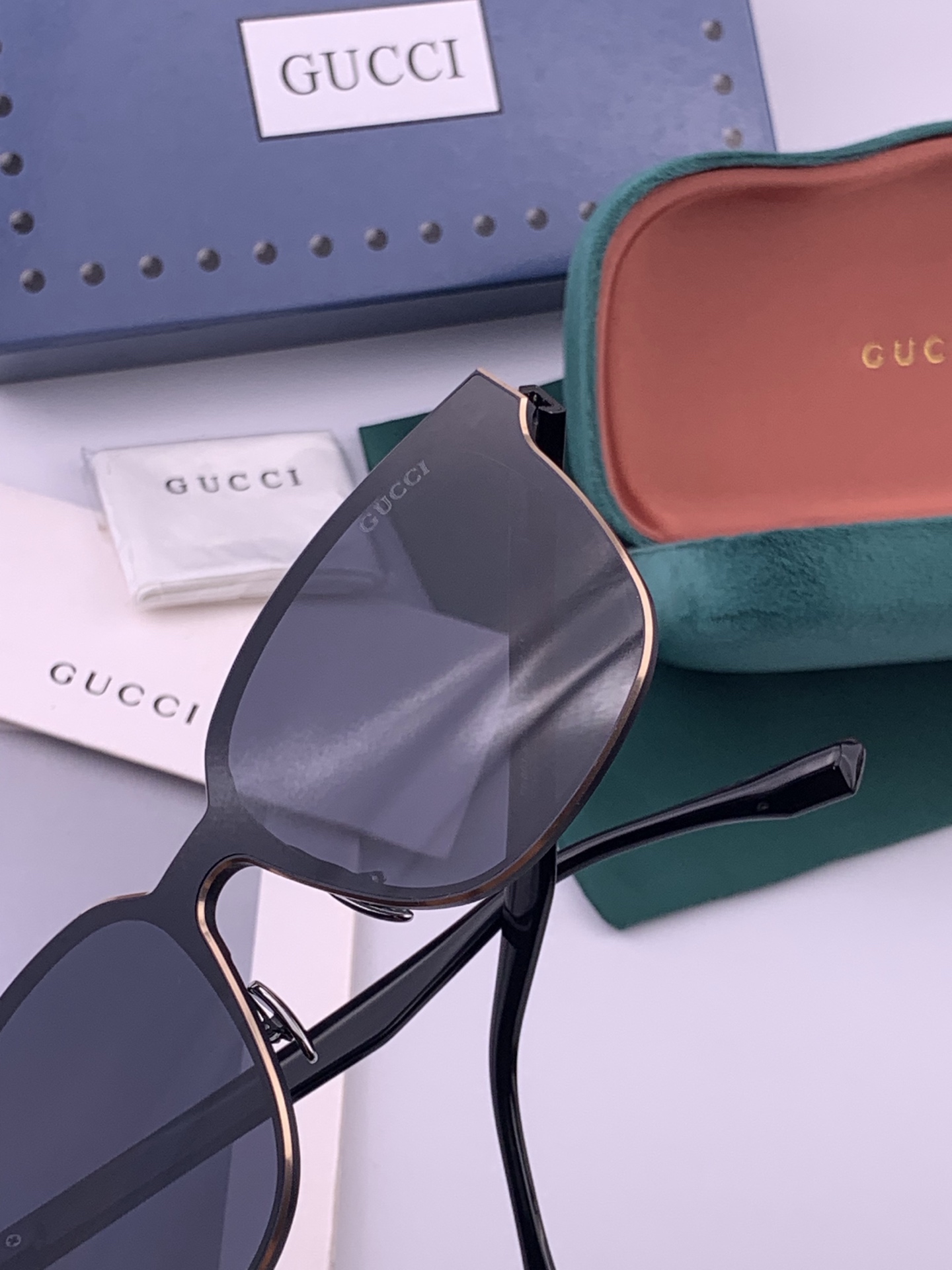 连体镜GUCCI开春新款一体镜 大框太阳镜男女同款 😎  爆款大框尼龙太阳镜 超逼格超酷  镜腿品牌设计感强 nice~