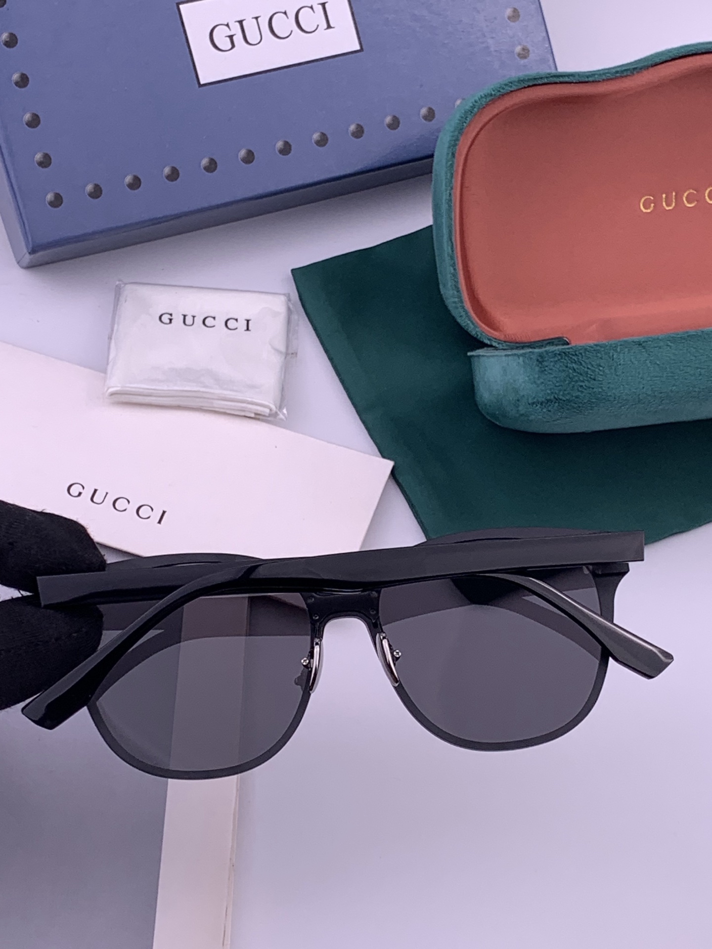 连体镜GUCCI开春新款一体镜 大框太阳镜男女同款 😎  爆款大框尼龙太阳镜 超逼格超酷  镜腿品牌设计感强 nice~