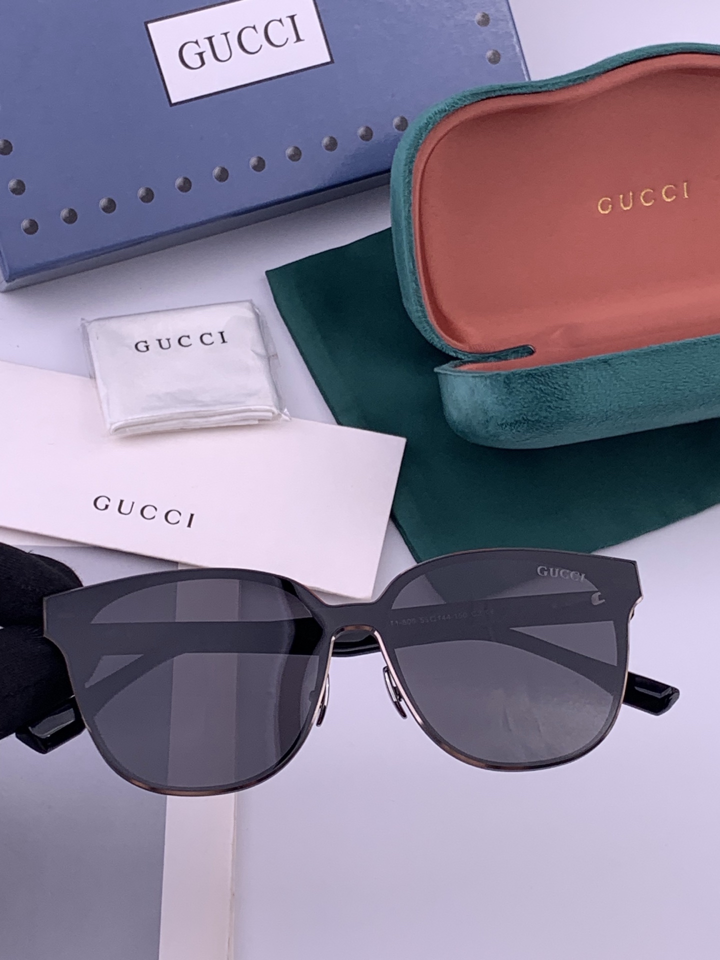 连体镜GUCCI开春新款一体镜 大框太阳镜男女同款 😎  爆款大框尼龙太阳镜 超逼格超酷  镜腿品牌设计感强 nice~