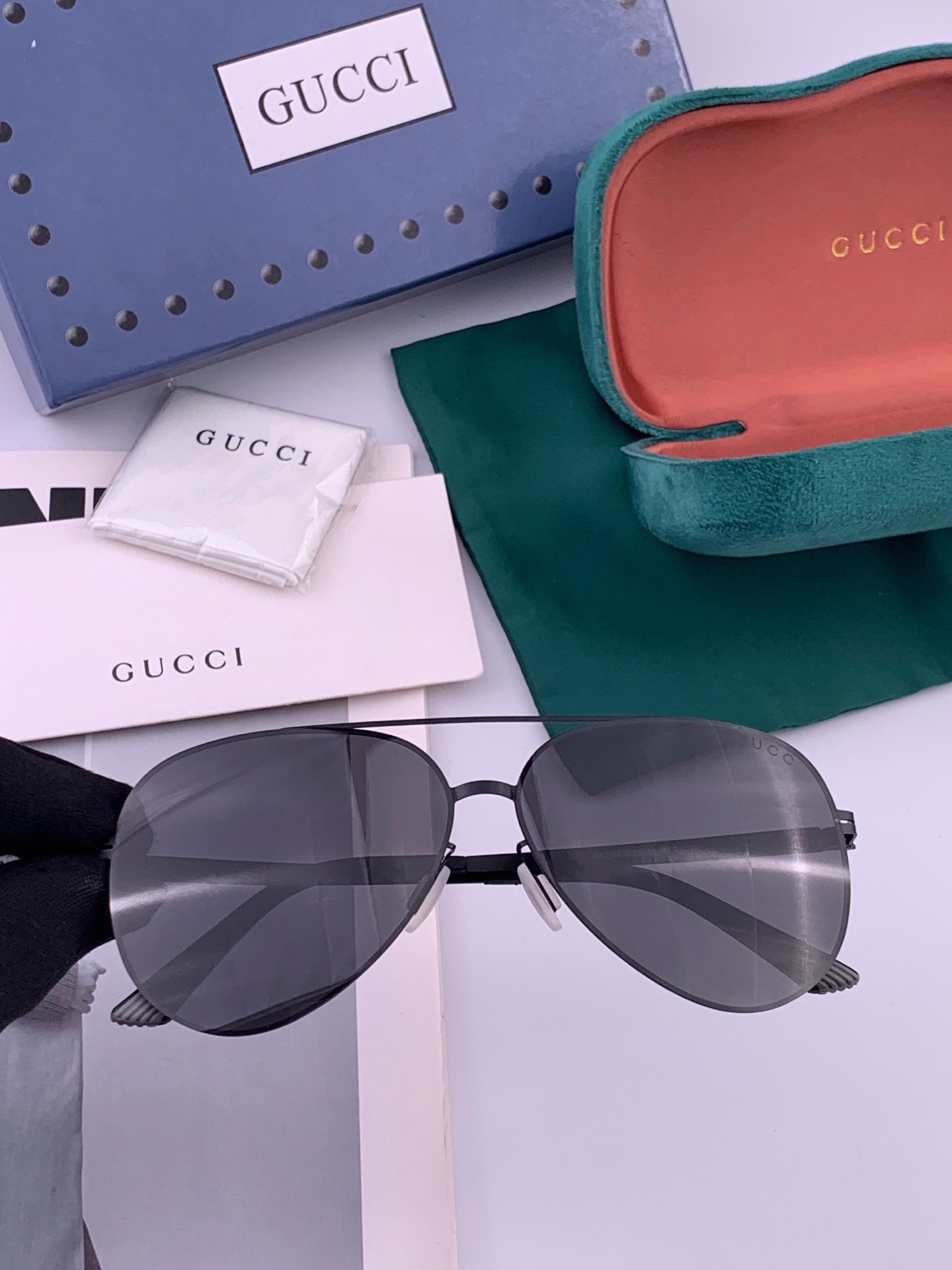 Gucci 春夏新款超轻无螺丝压不坏系列情侣款太阳镜高清尼龙镜片🦅完美品质，适合各种脸型，经典太阳镜亮相时装周.超酷拉风