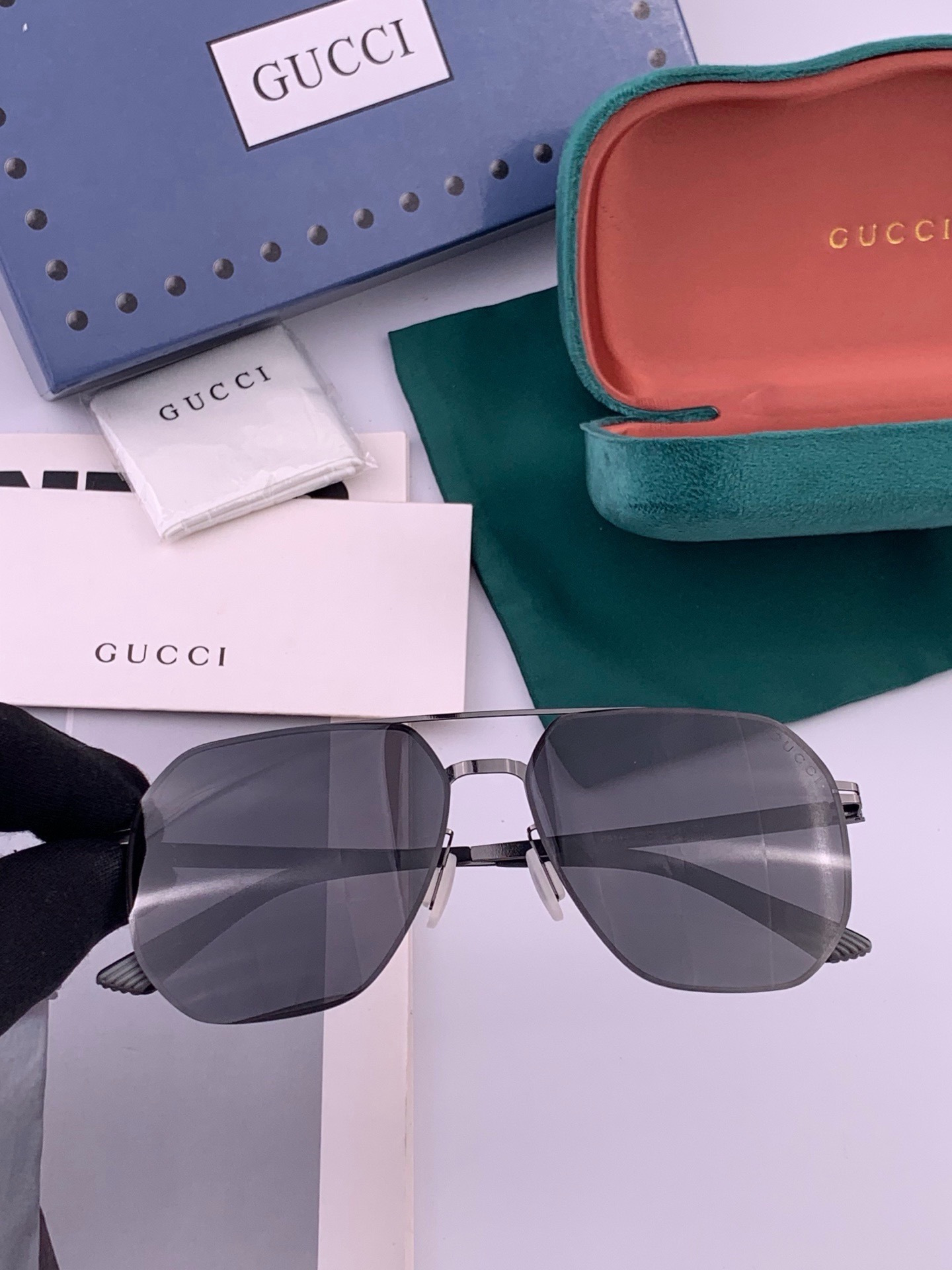 Gucci 春夏新款超轻无螺丝压不坏系列情侣款太阳镜高清尼龙镜片🦅完美品质，适合各种脸型，经典太阳镜亮相时装周.超酷拉风