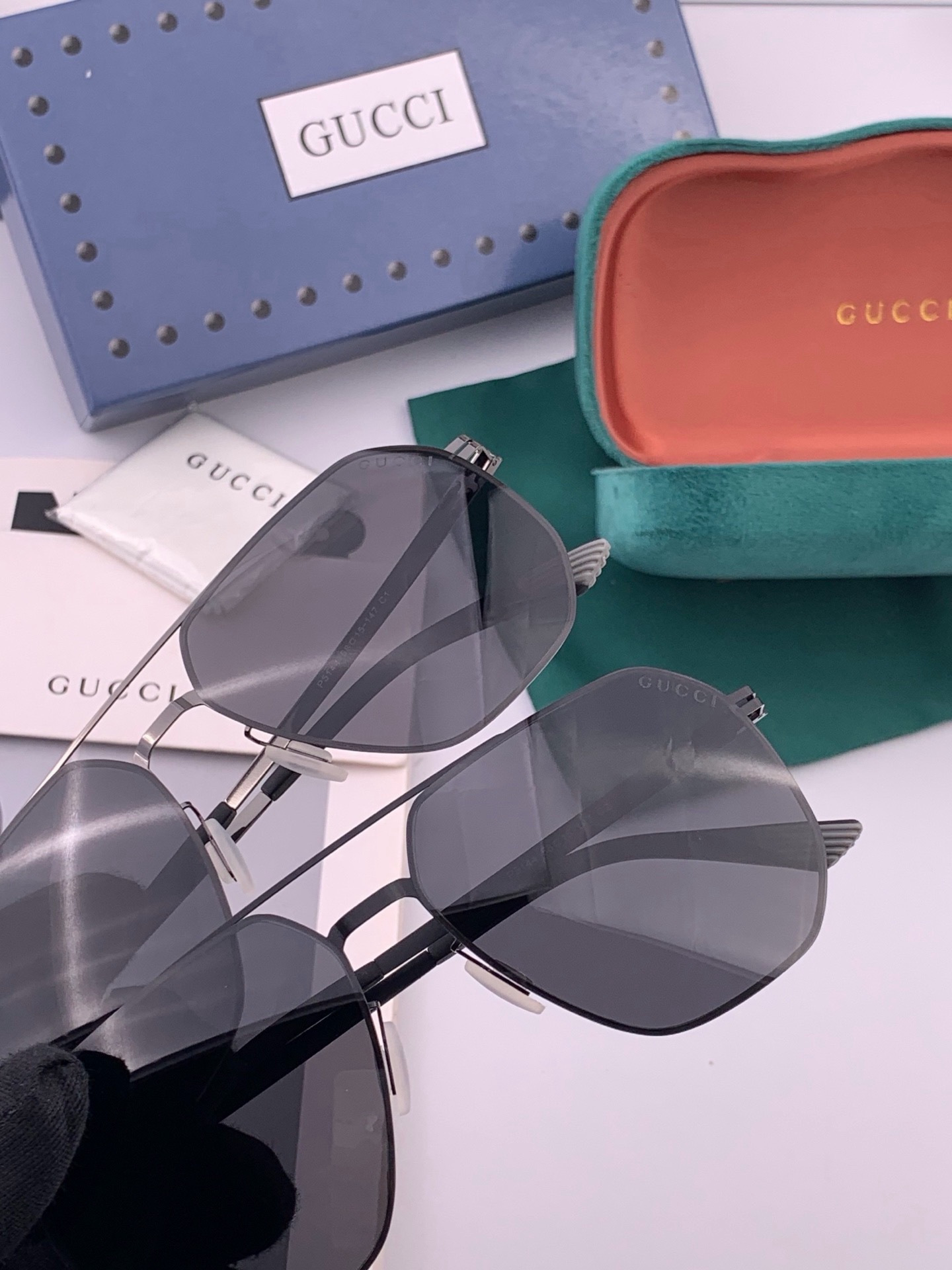 Gucci 春夏新款超轻无螺丝压不坏系列情侣款太阳镜高清尼龙镜片🦅完美品质，适合各种脸型，经典太阳镜亮相时装周.超酷拉风