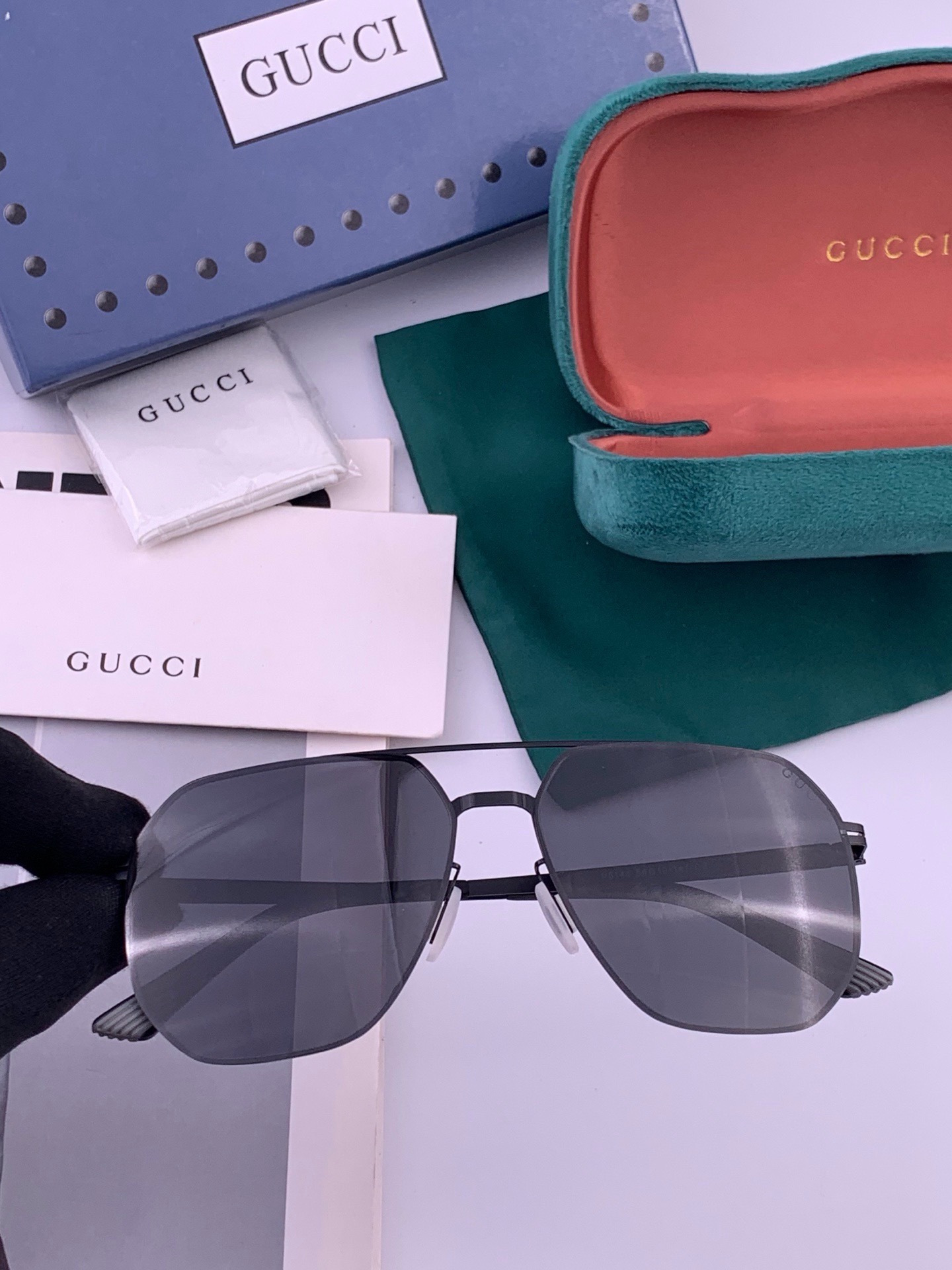 Gucci 春夏新款超轻无螺丝压不坏系列情侣款太阳镜高清尼龙镜片🦅完美品质，适合各种脸型，经典太阳镜亮相时装周.超酷拉风