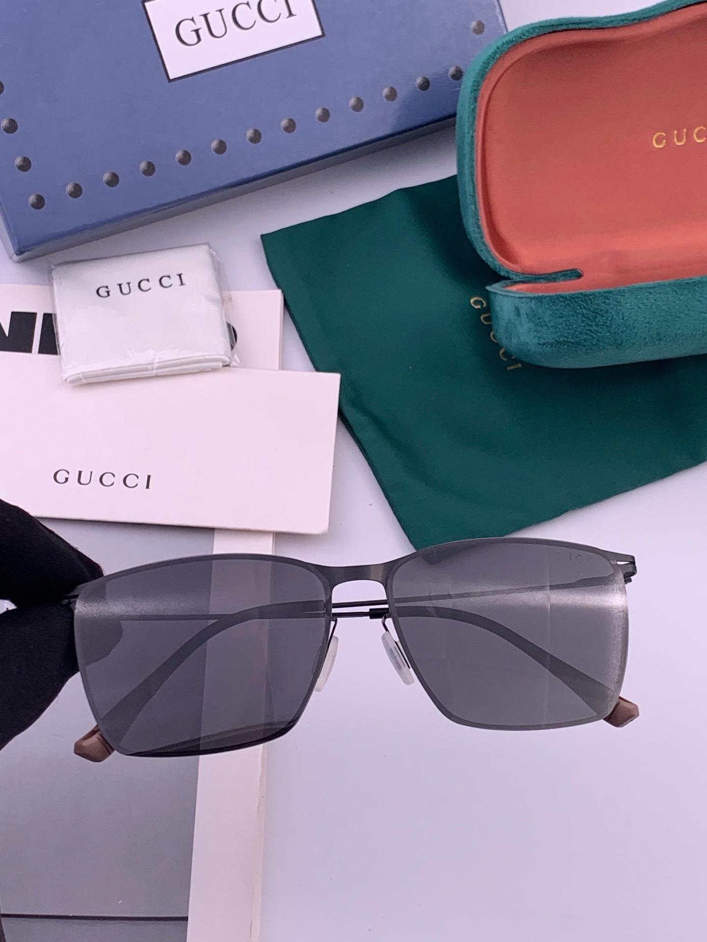 Gucci 春夏新款超轻无螺丝压不坏系列情侣款太阳镜高清尼龙镜片🦅完美品质，适合各种脸型，经典太阳镜亮相时装周.超酷拉风
